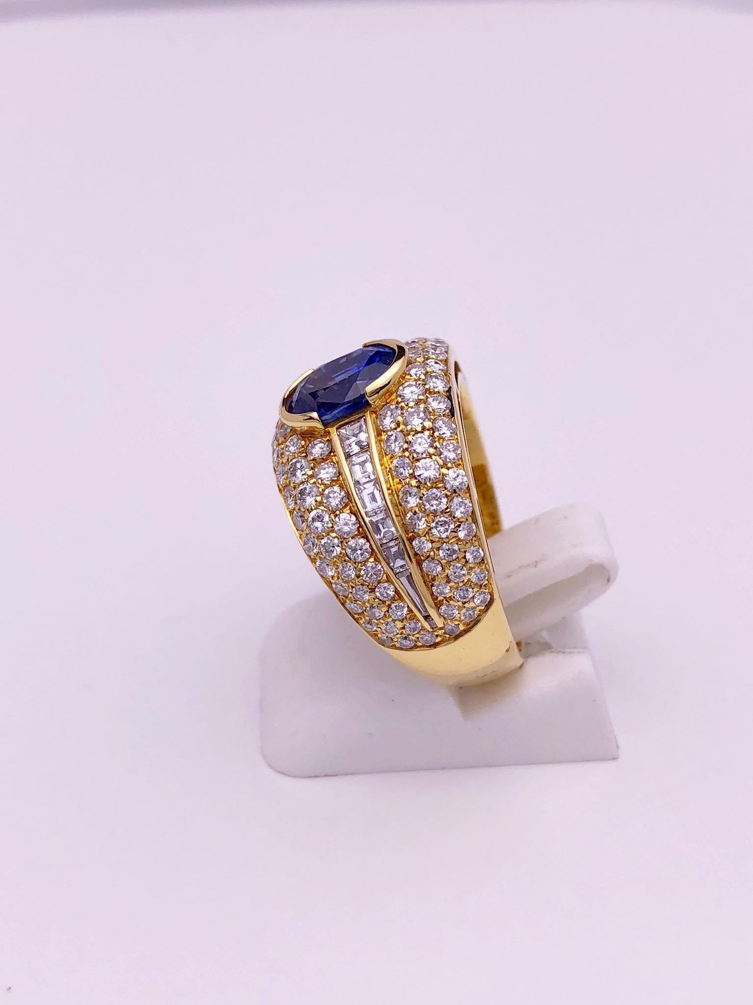 18 Karat Yellow Gold Diamond Ring with 1.47 Carat Oval Blue Sapphire Center In New Condition For Sale In New York, NY
