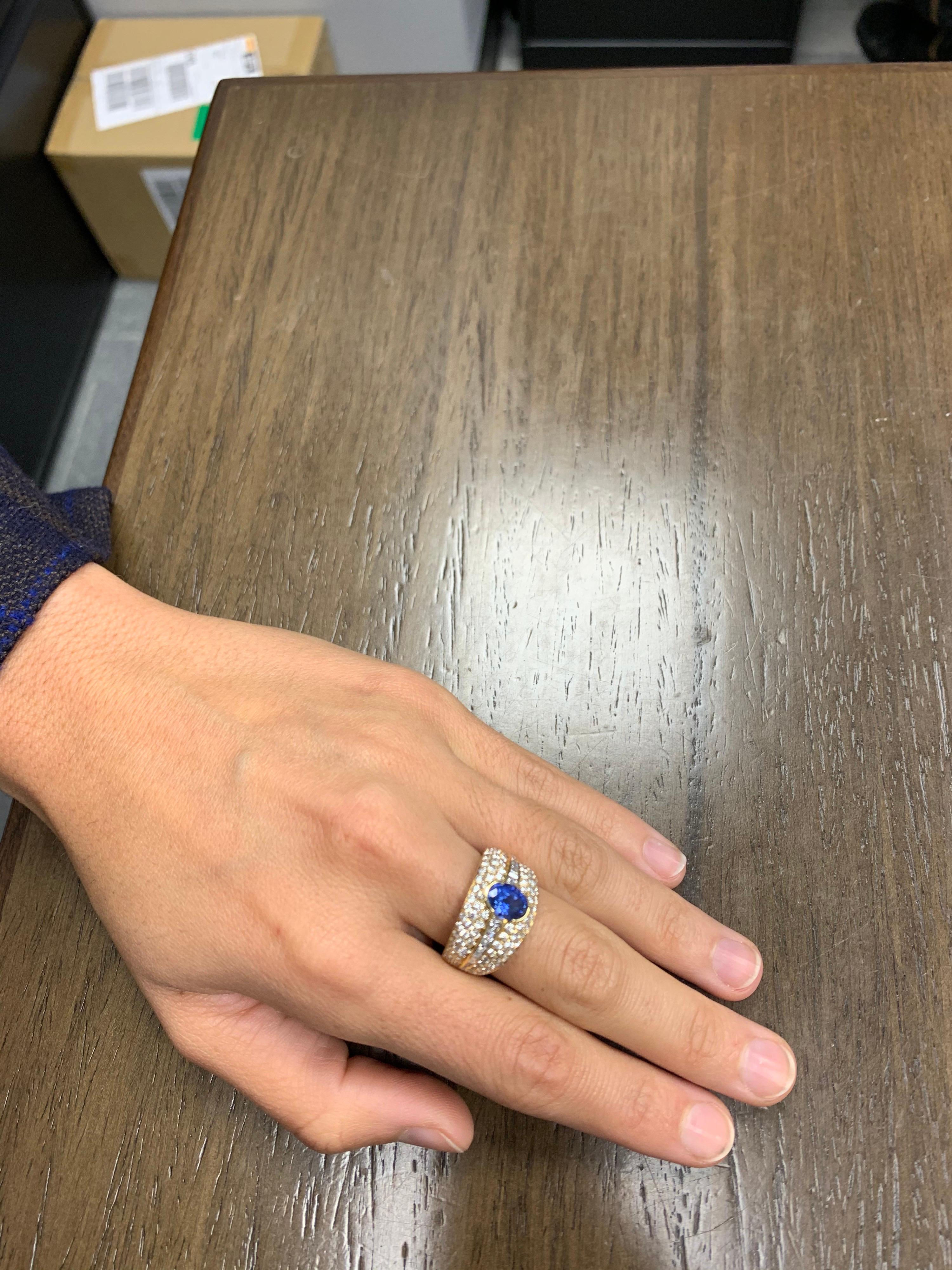 Bague en or jaune 18 carats avec diamants et saphir bleu ovale de 1,47 carat au centre en vente 3