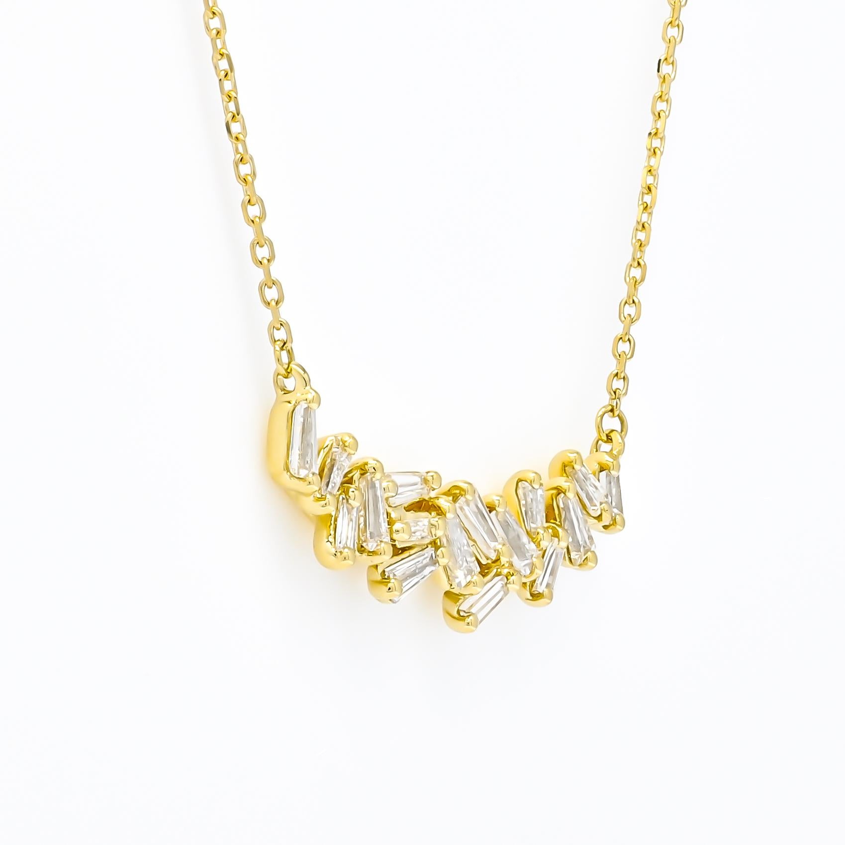 Un grappolo di diamanti sparsi mozzafiato in questa collana con pendente a barretta di straordinaria bellezza 

Un gruppo di diamanti Baguette in questa montatura a barra illumina questa drammatica collana con pendente a grappolo.

Viziala con i