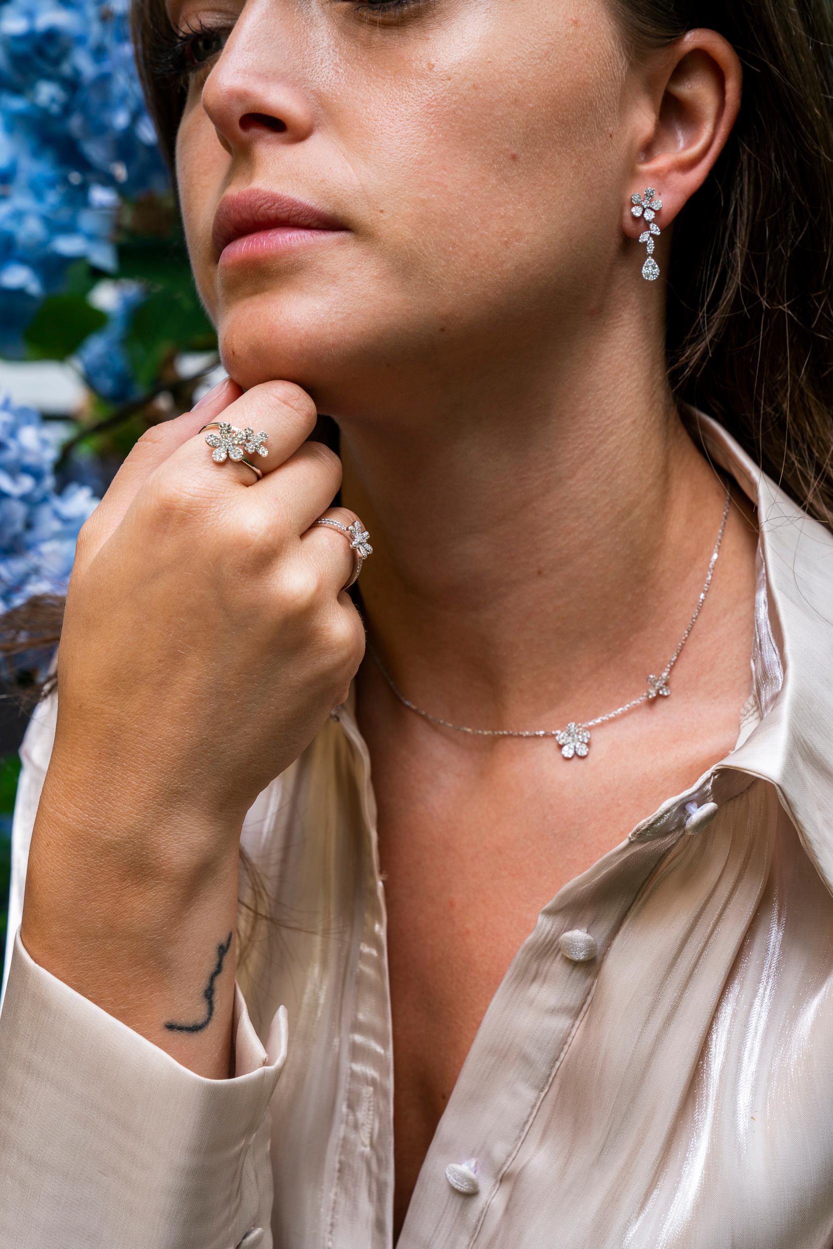 Artisan Natural Diamond 0.51 carats 18 Karats White Gold Flower Chain Pendant Necklace For Sale