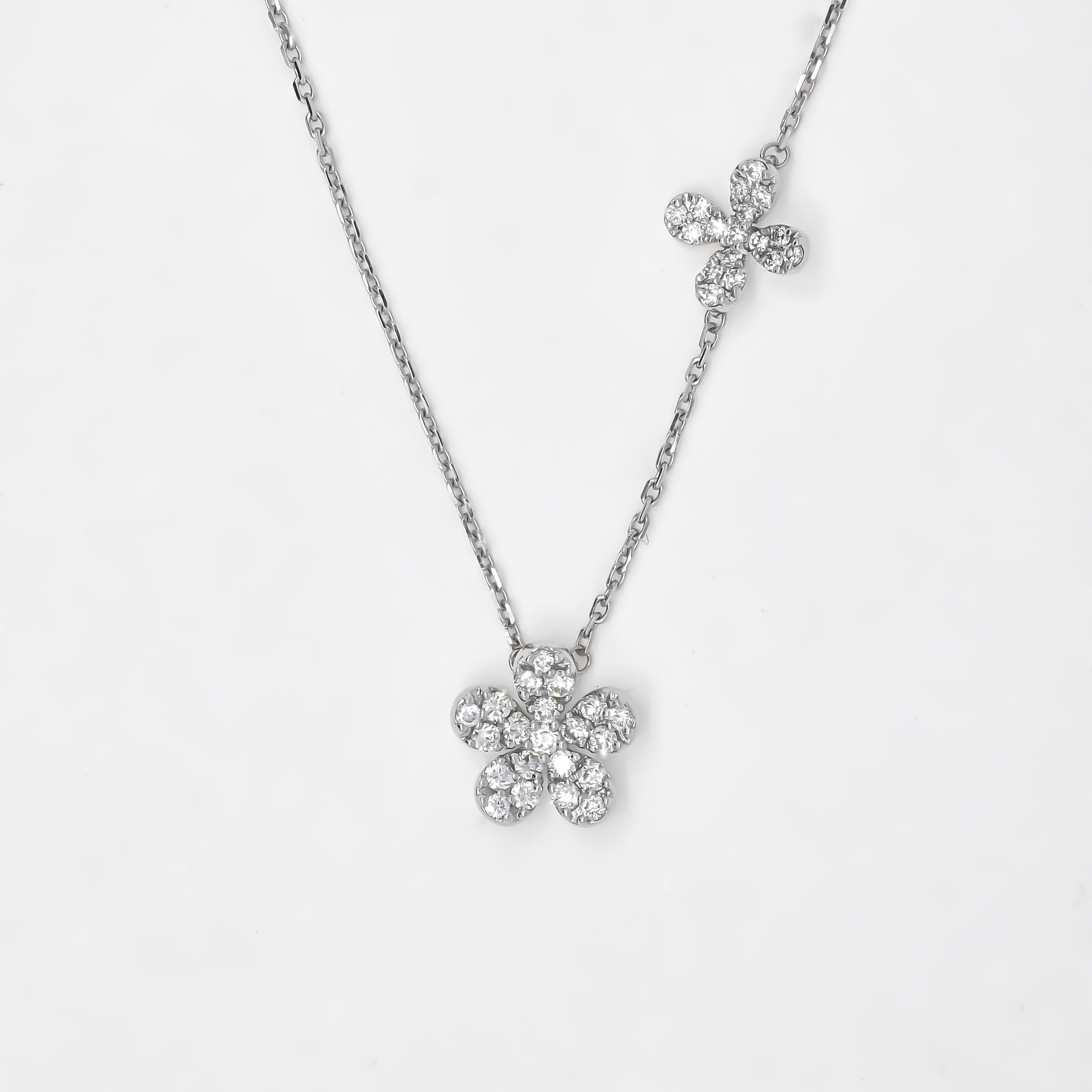 Halskette mit Blumenanhänger, natürlicher Diamant 0,51 Karat 18 Karat Weißgold im Angebot 3