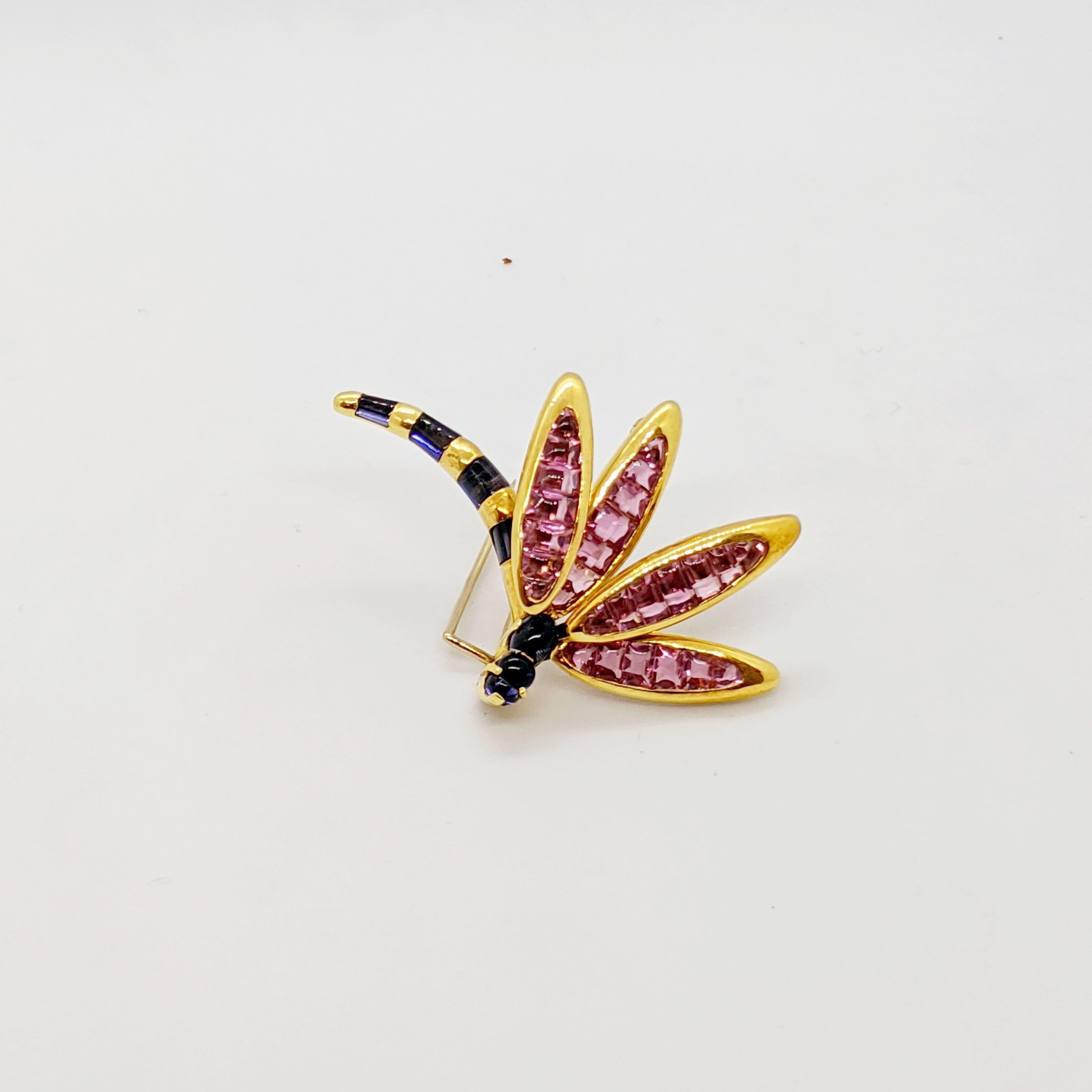 18KT Gelbgold Schmetterlingsbrosche mit 11,50 Karat Rosa Turmalin & 2,90 Karat. Iolith (Zeitgenössisch) im Angebot