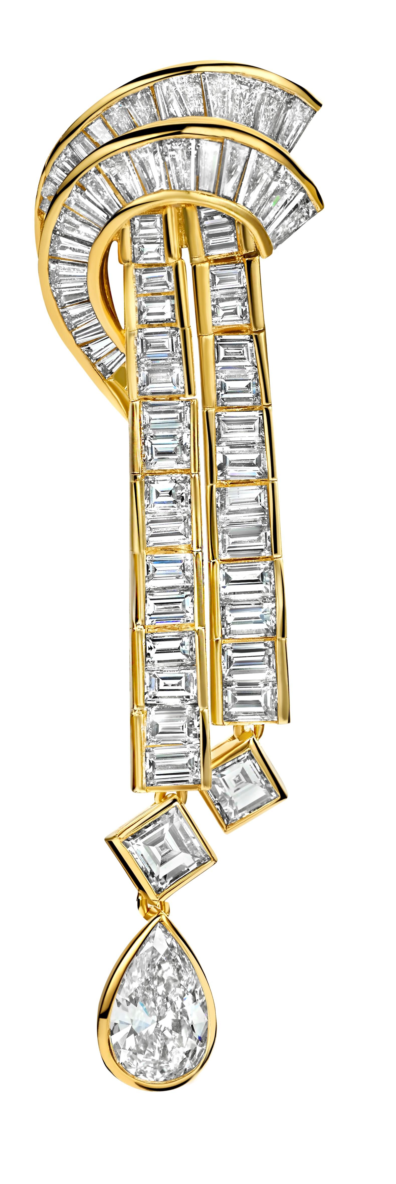 Gorgeous 18kt Yellow Gold Pair of earrings with 3ct Pear cut, 7.6 ct Baguette, 1.2ct Square cut Diamond ,  Estate His Majesty The Sultan Of Oman Qaboos Bin Said

Diamonds:
Baguette cut diamond, together approx. 7.6 ct. 
Square cut diamonds together