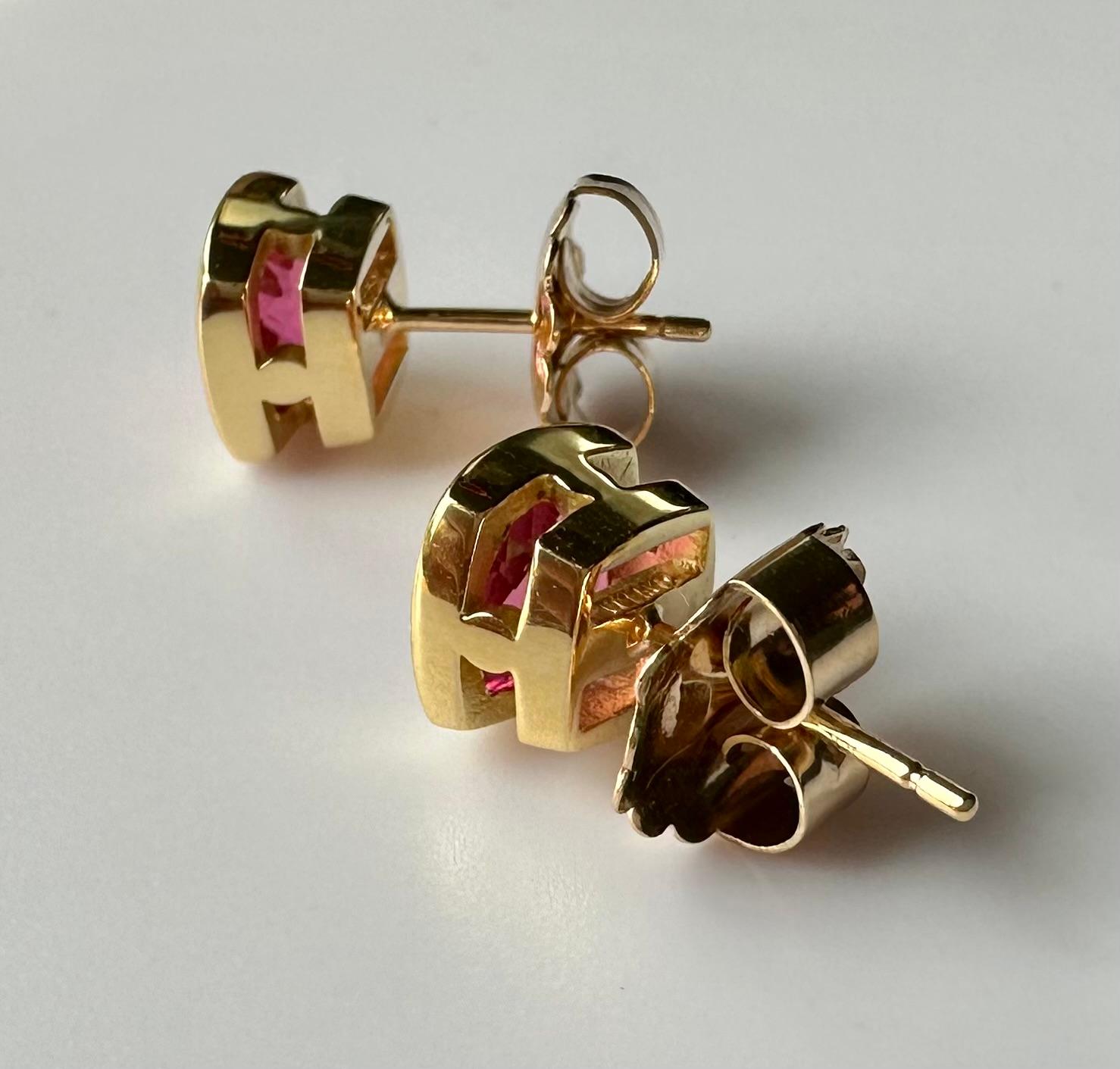 18kt Yellow Gold Earrings set with Cushion Cut Shocking Pink Tourmaline. In Good Condition For Sale In Coupeville, WA
