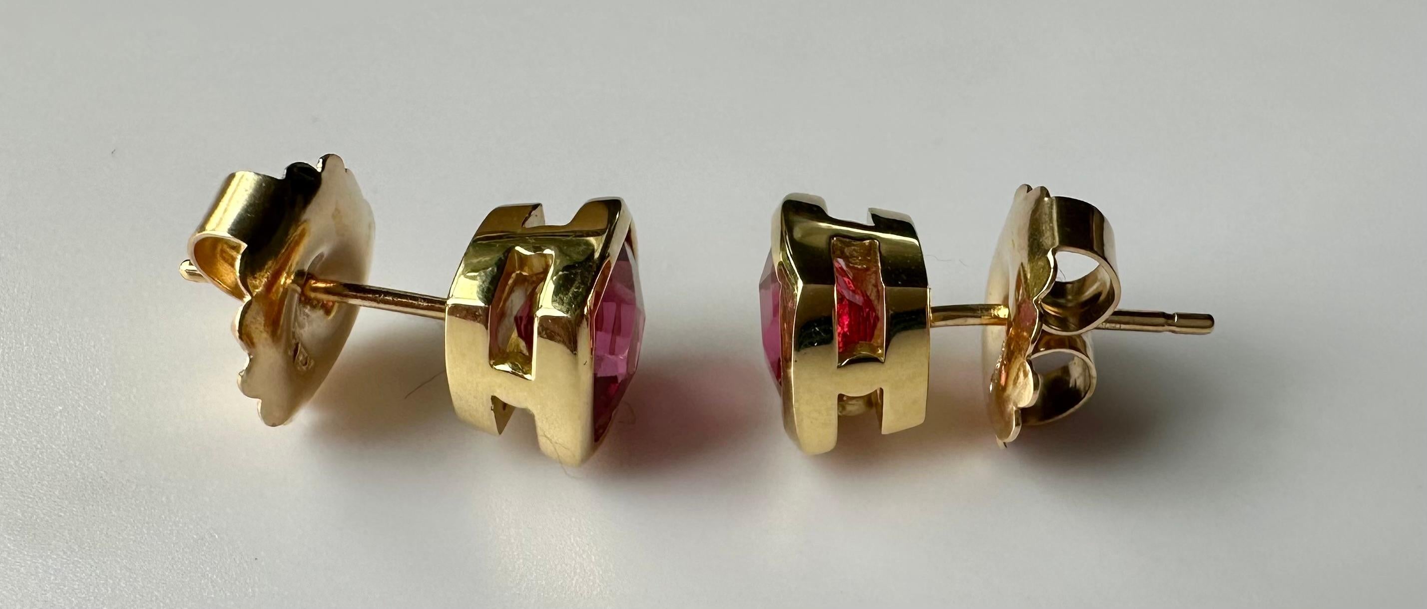 18kt Yellow Gold Earrings set with Cushion Cut Shocking Pink Tourmaline. For Sale 1