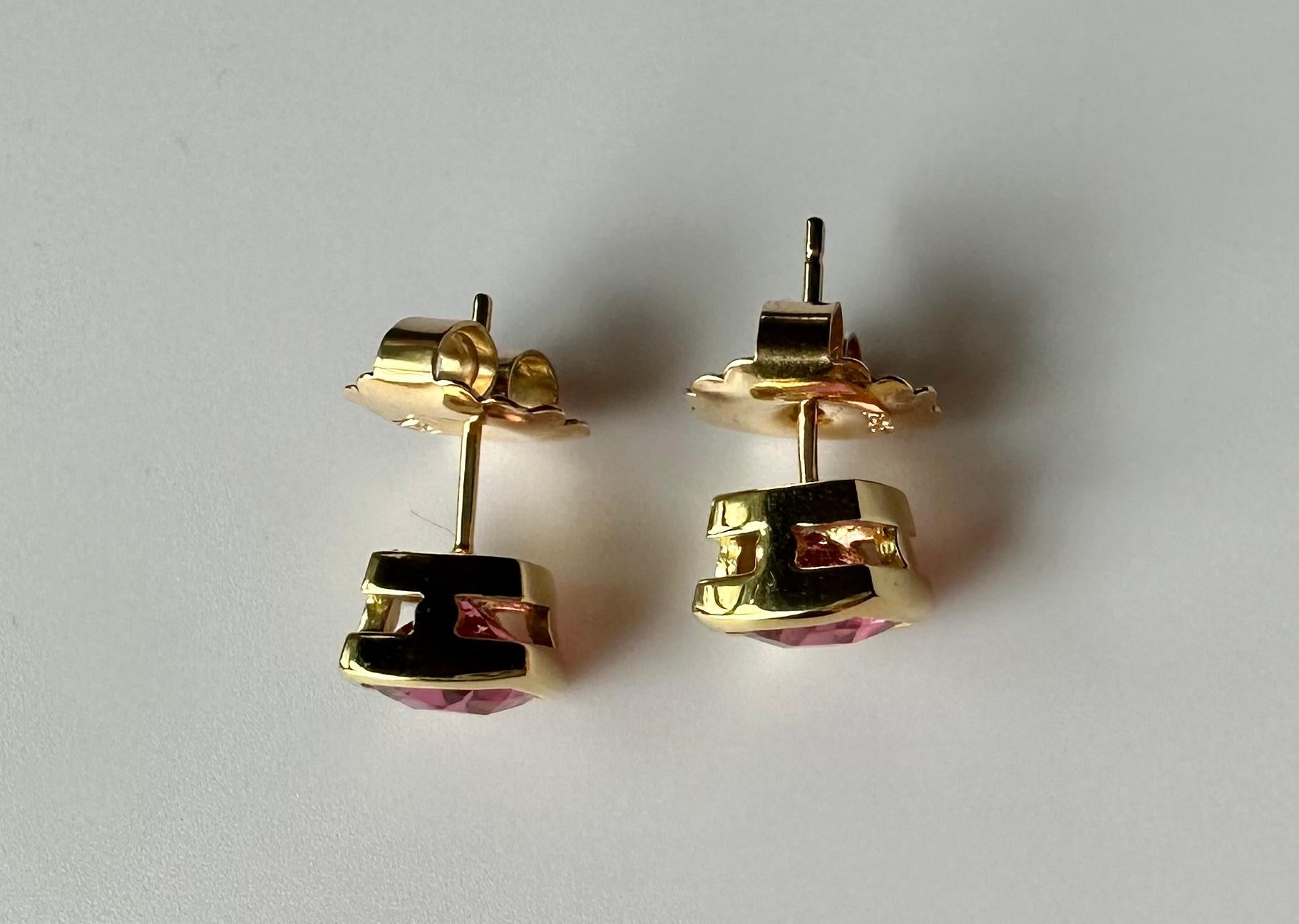 18kt Yellow Gold Earrings set with Cushion Cut Shocking Pink Tourmaline. For Sale 2