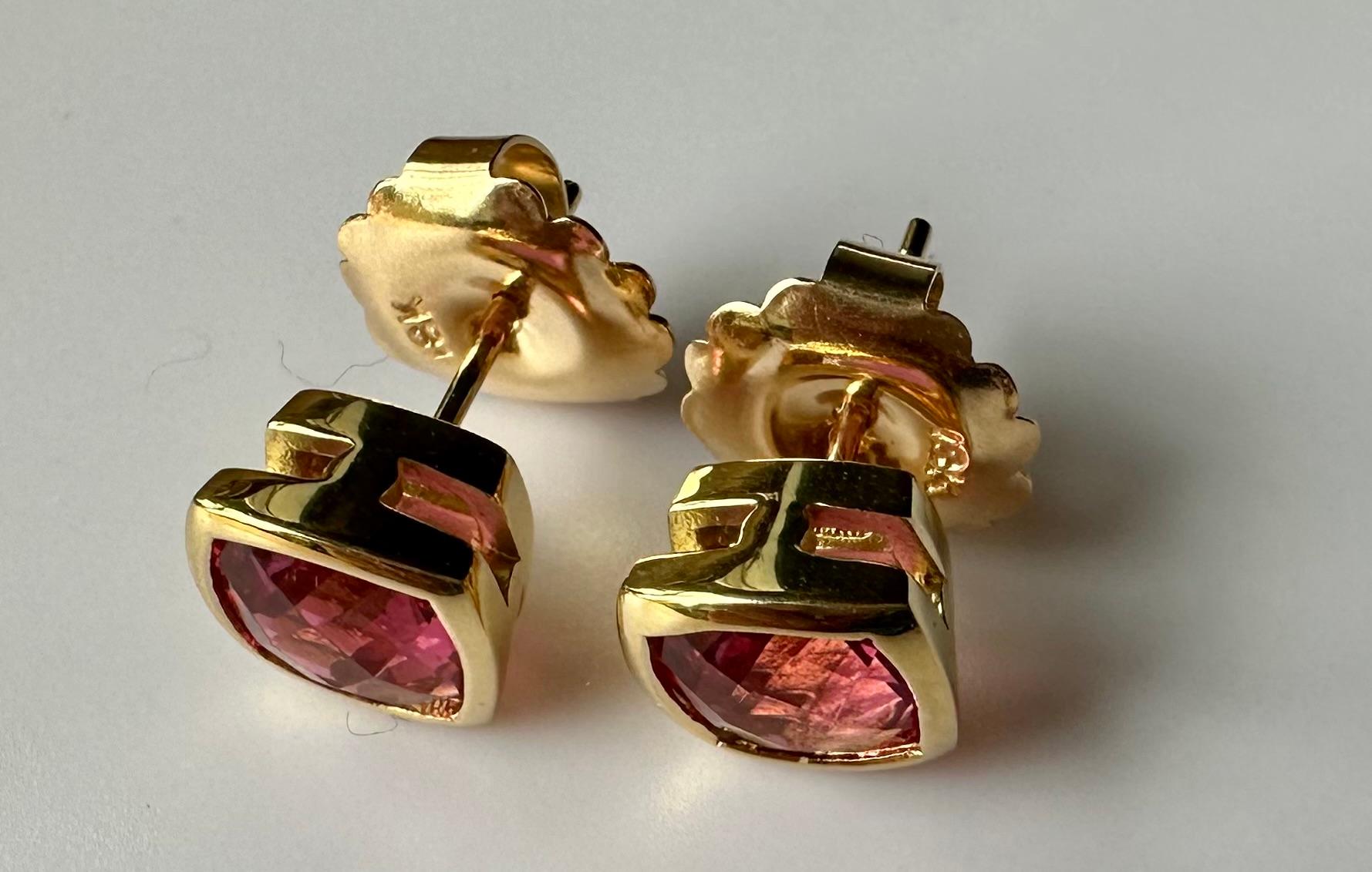 18kt Yellow Gold Earrings set with Cushion Cut Shocking Pink Tourmaline. For Sale 3