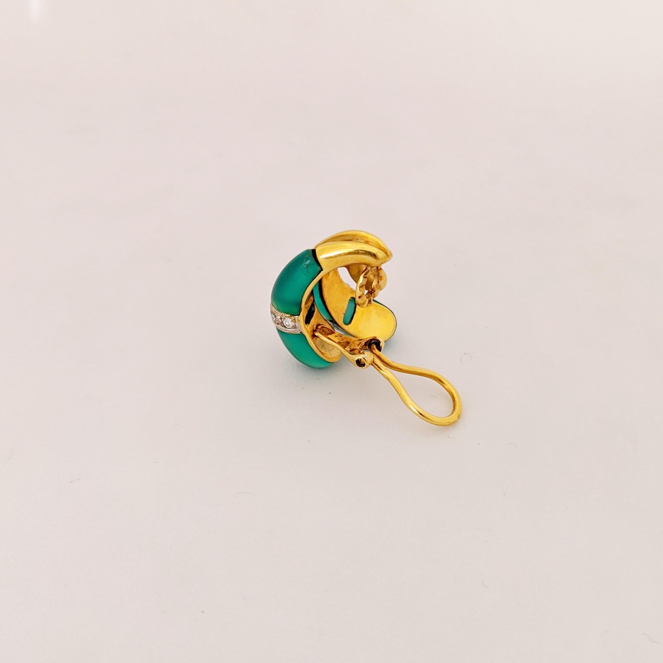 Retro 18 Karat Yellow Gold Earrings with Diamond and Chrysoprase For Sale
