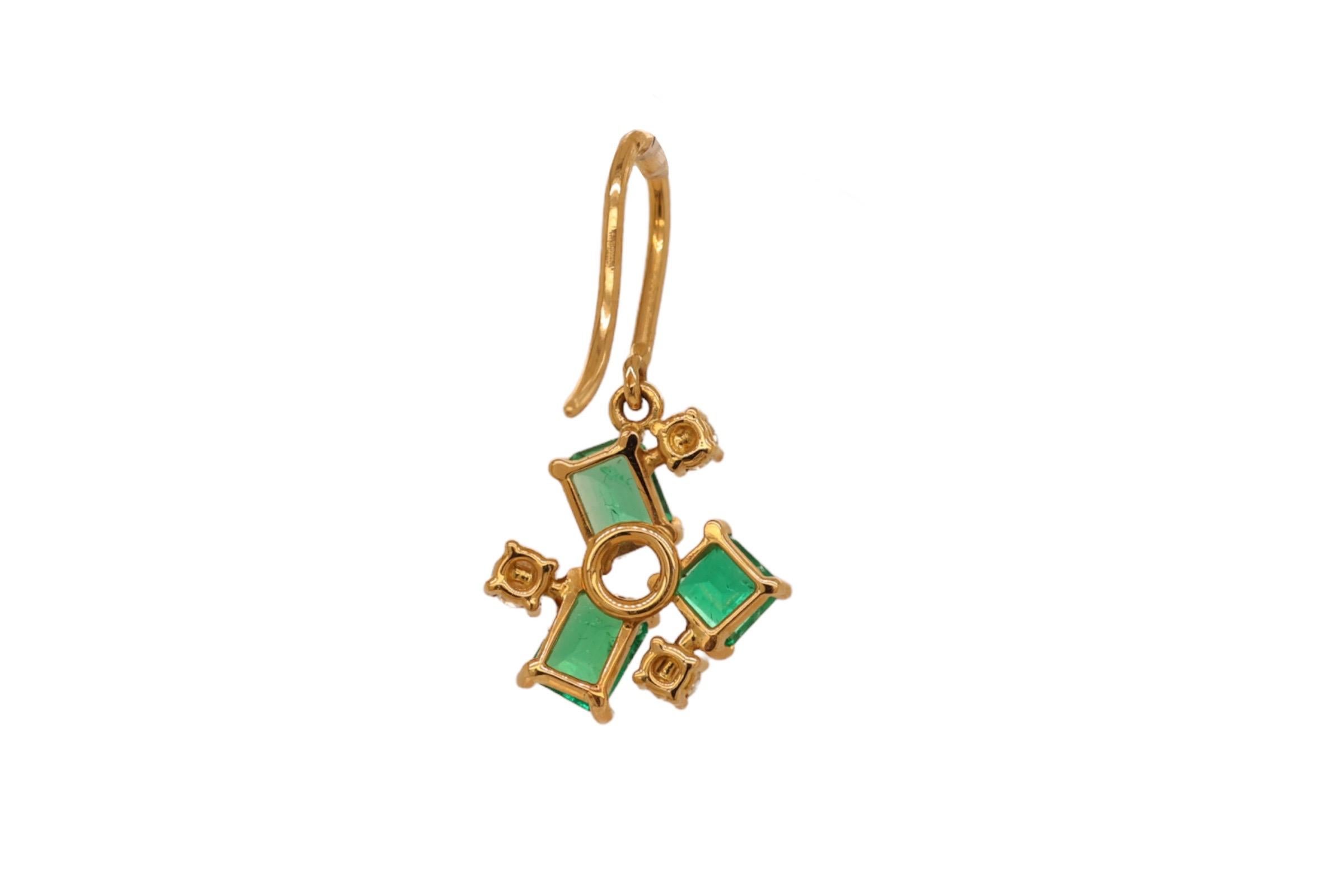 18 Karat Yellow Gold Earrings with Emeralds & Diamonds In New Condition For Sale In Antwerp, BE