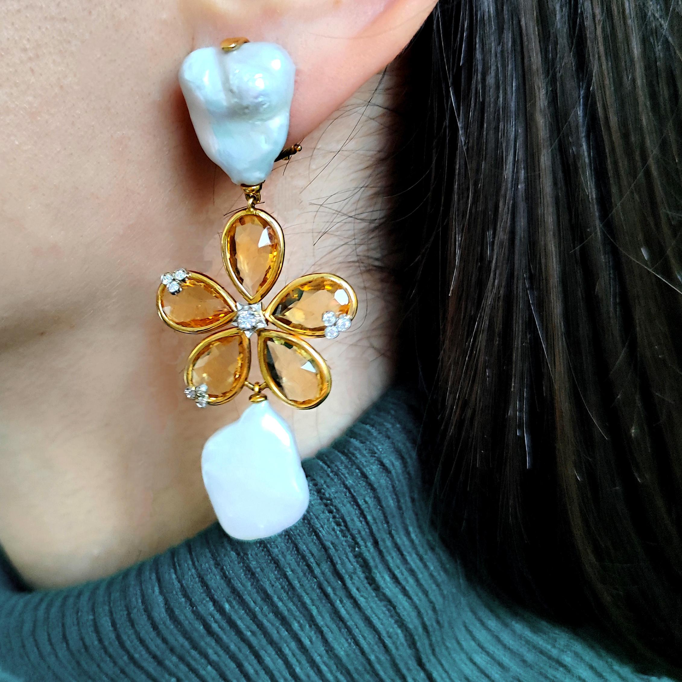 Modern 18kt Yellow Gold earrings with flower in Citrine quartz, pearls and diamond For Sale