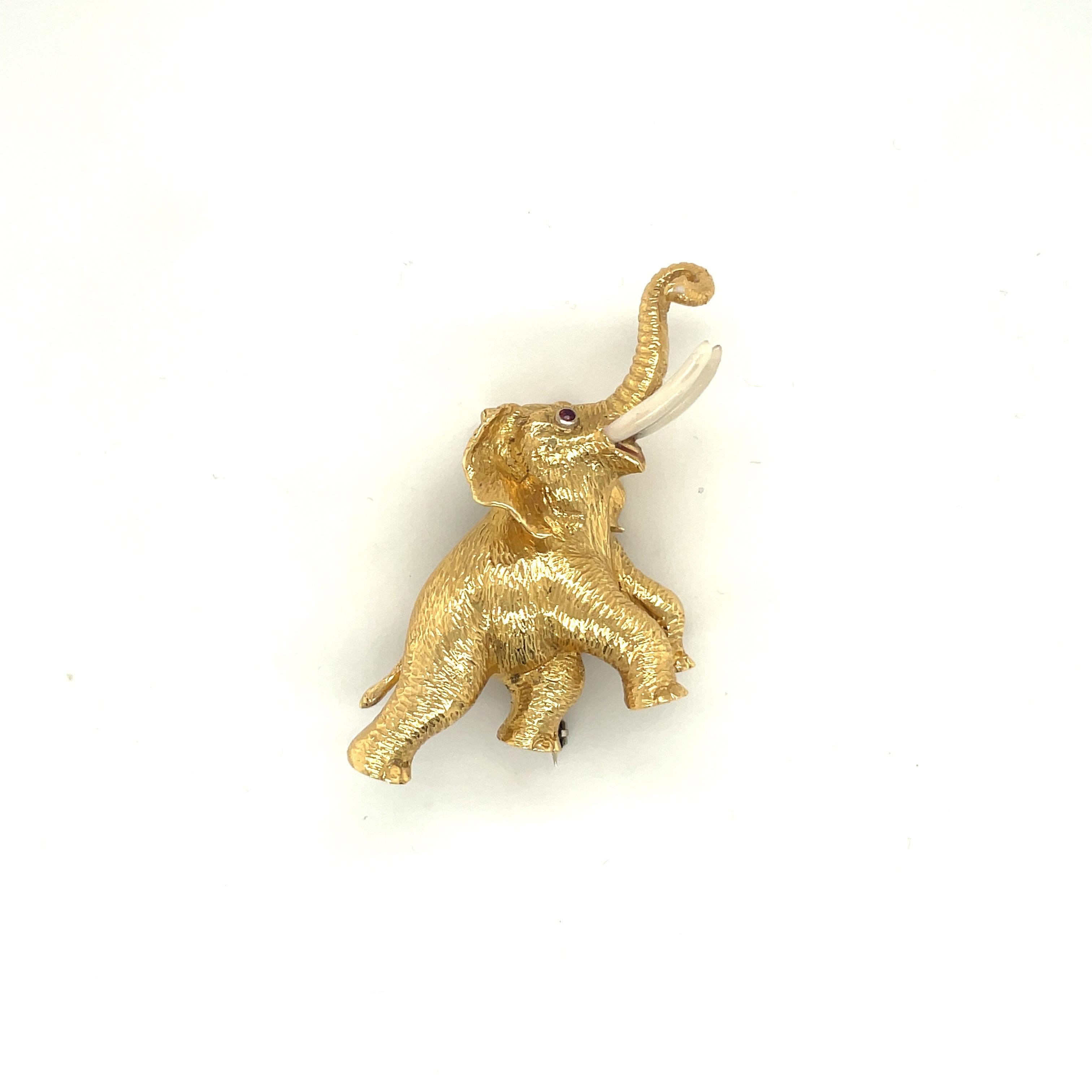 Rétro Broche éléphant en or jaune 18 carats avec yeux en rubis et œillets en émail blanc en vente