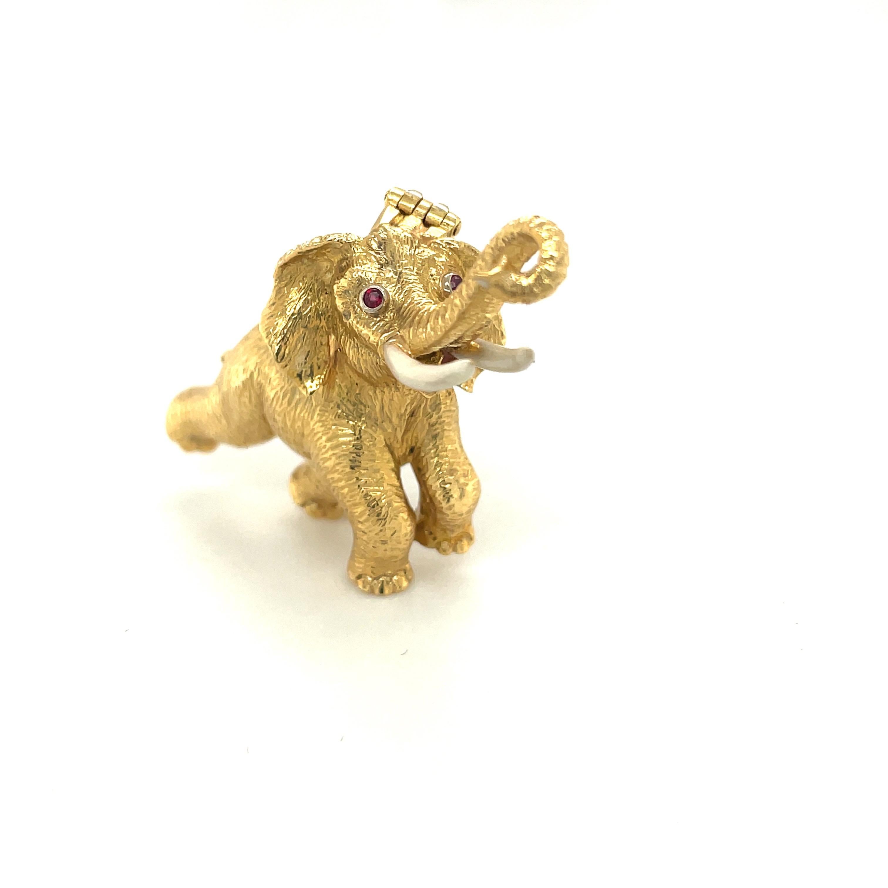 Broche éléphant en or jaune 18 carats avec yeux en rubis et œillets en émail blanc Neuf - En vente à New York, NY