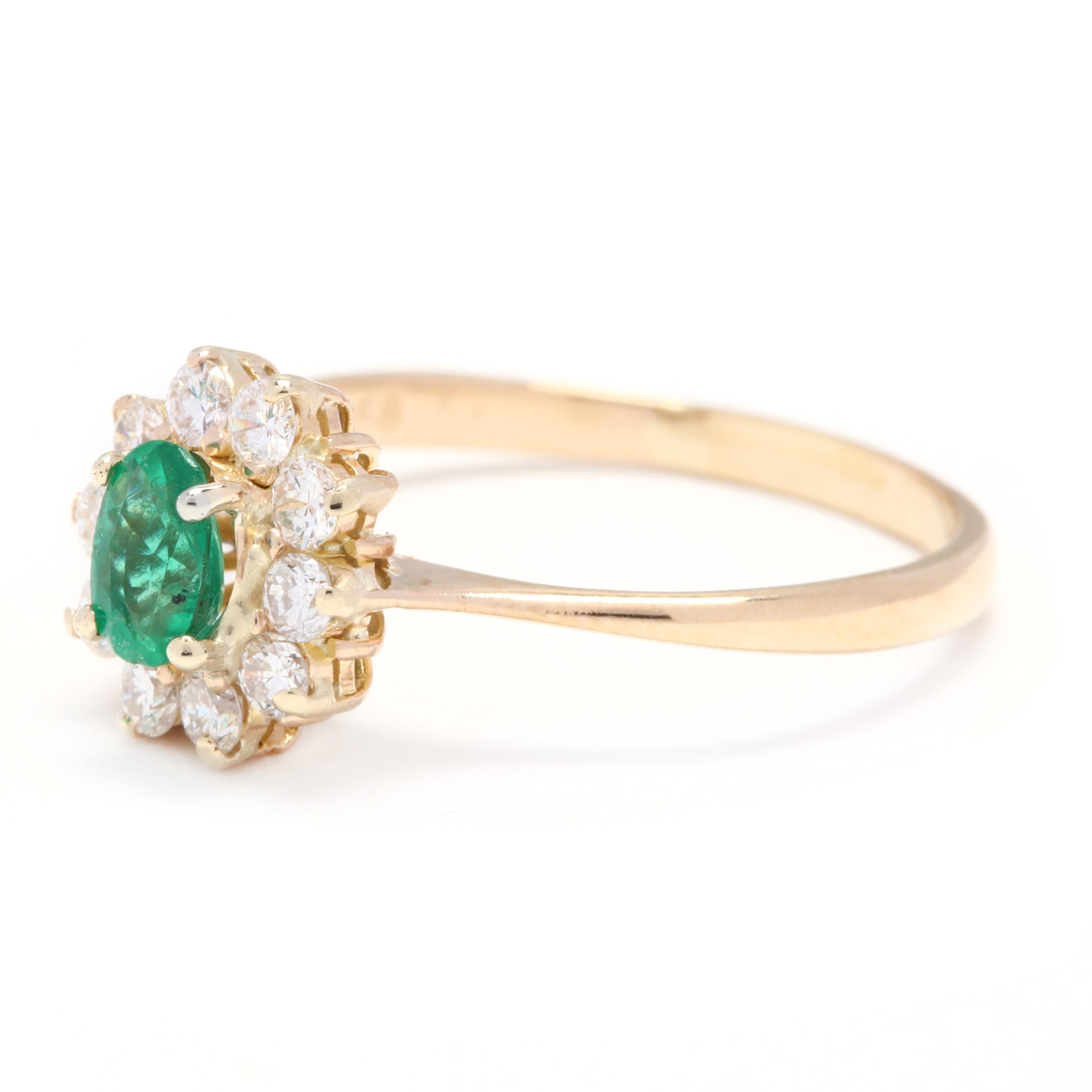 Anillo Halo de Oro Amarillo de 18 Kilates, Esmeralda y Diamantes en Bueno Estado en McLeansville, NC