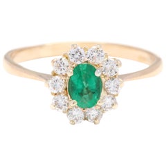 Anillo Halo de Oro Amarillo de 18 Kilates, Esmeralda y Diamantes