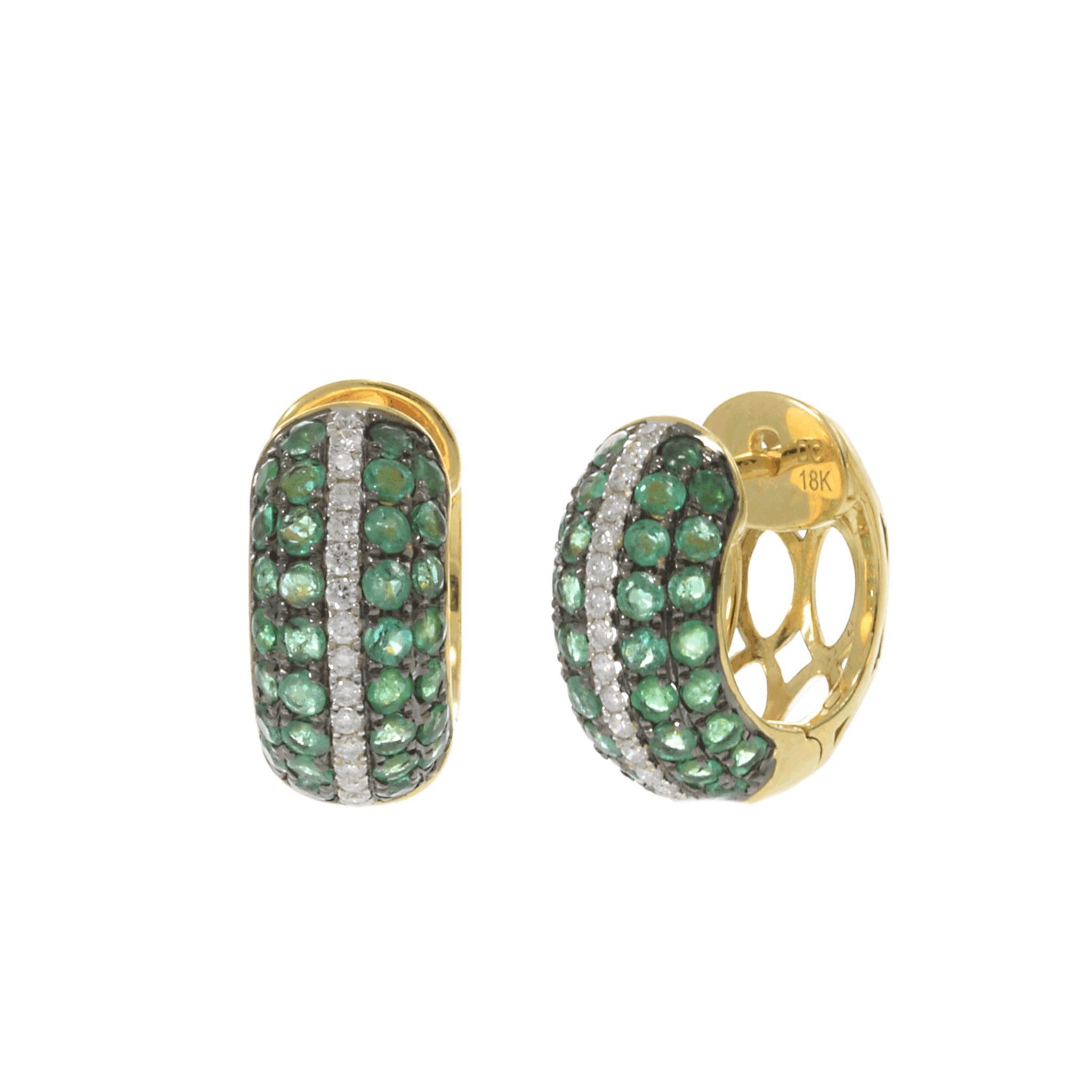 Élégantes boucles d'oreilles en or jaune 18 carats ornées de diamants et d'émeraudes. Cette exquise paire de boucles d'oreilles est réalisée en or jaune 18k. Les boucles d'oreilles sont ornées de diamants blancs ronds et d'émeraudes rondes