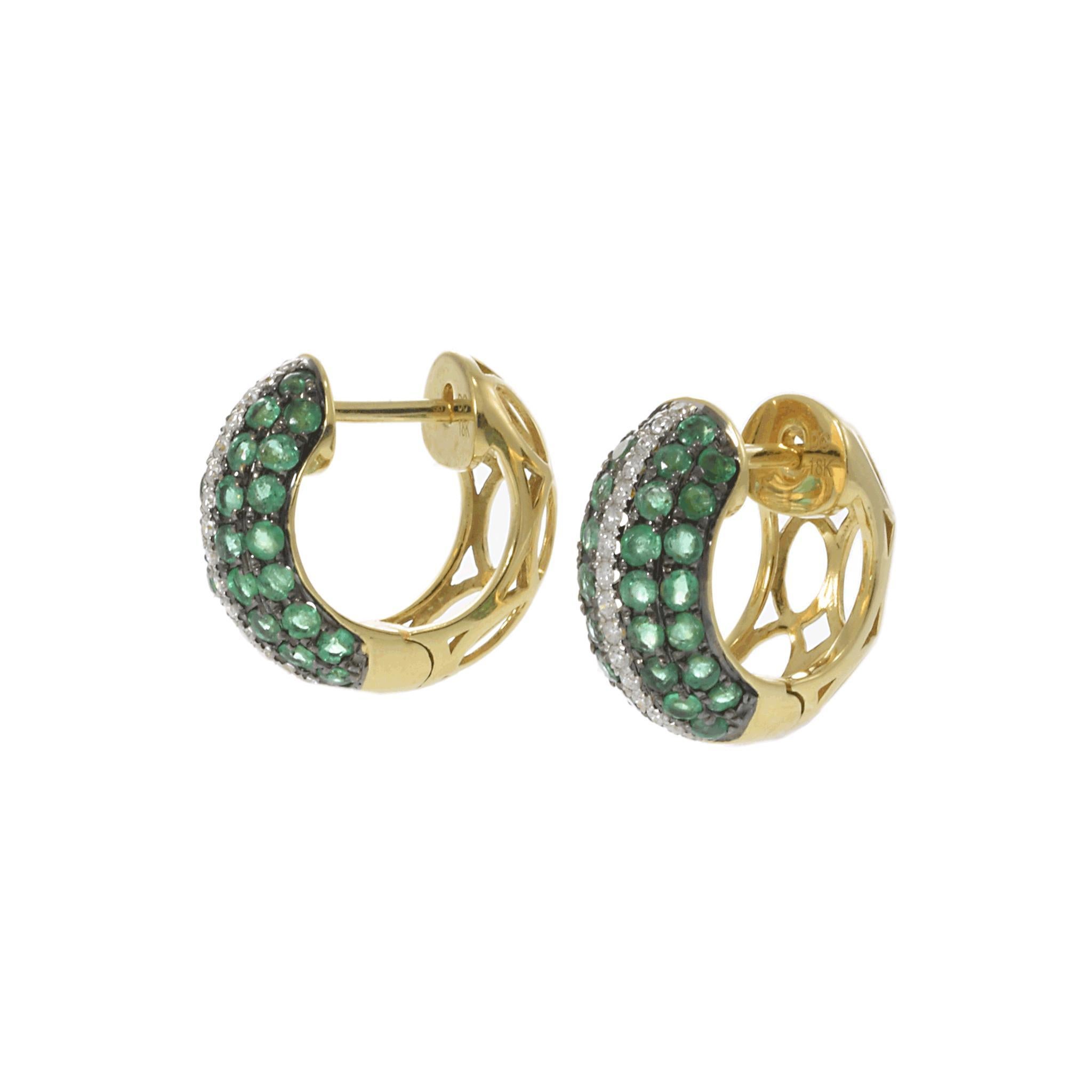 Taille ronde Boucles d'oreilles Huggie en or jaune 18KT avec émeraudes et diamants en vente