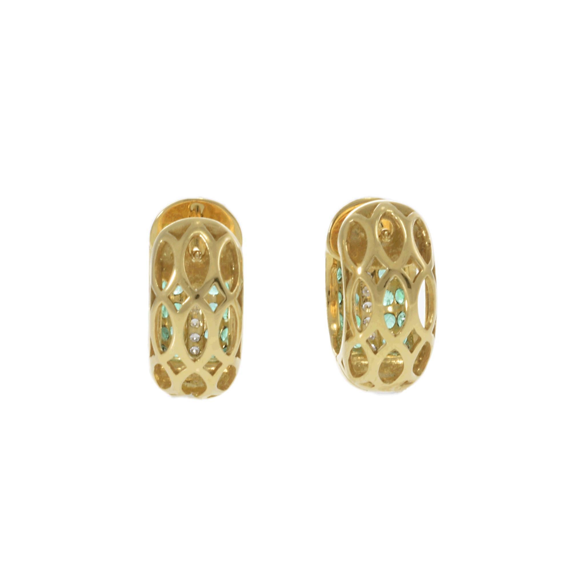 Boucles d'oreilles Huggie en or jaune 18KT avec émeraudes et diamants Neuf - En vente à New York, NY