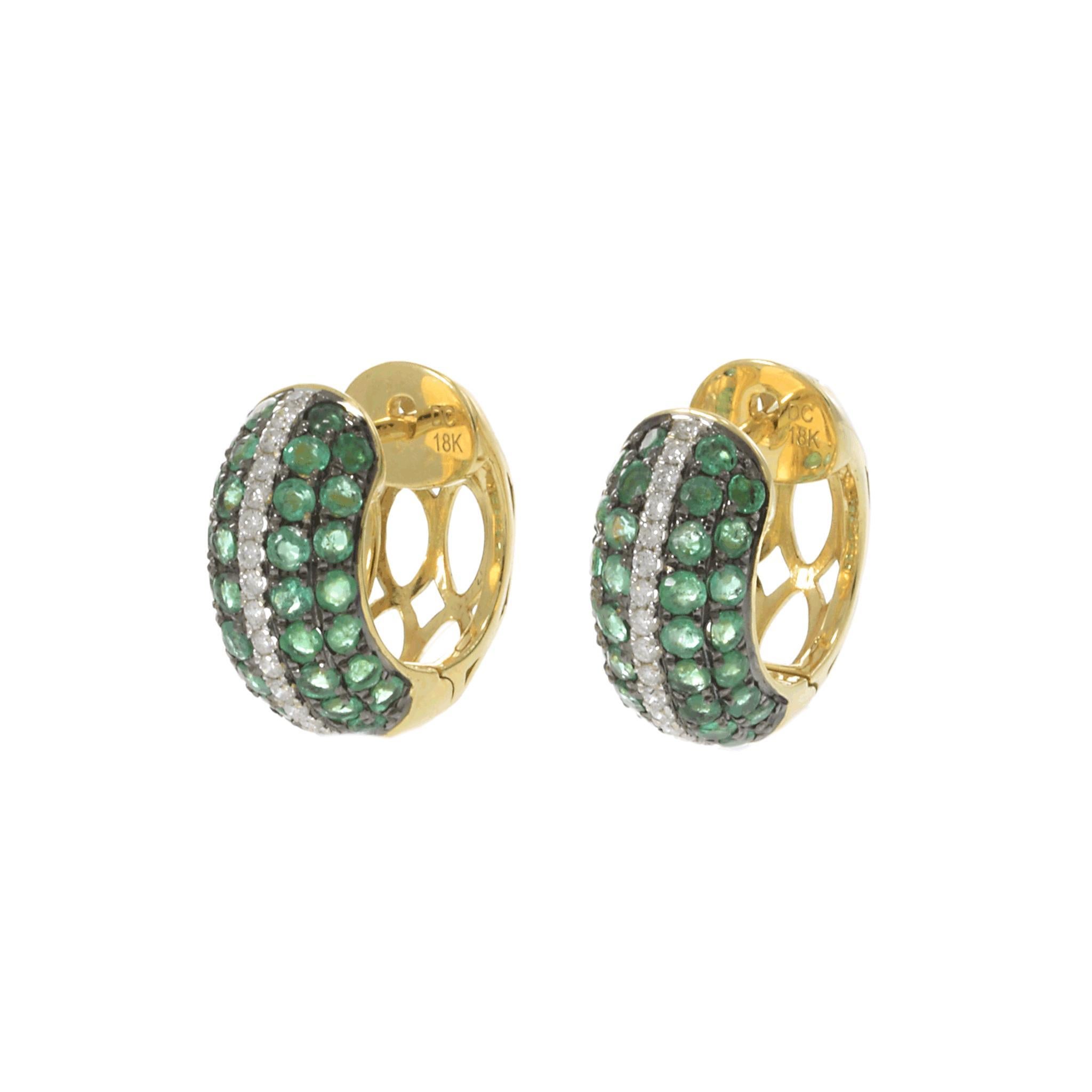 Boucles d'oreilles Huggie en or jaune 18KT avec émeraudes et diamants Pour femmes en vente