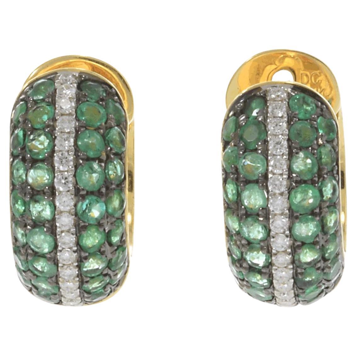 Boucles d'oreilles Huggie en or jaune 18KT avec émeraudes et diamants