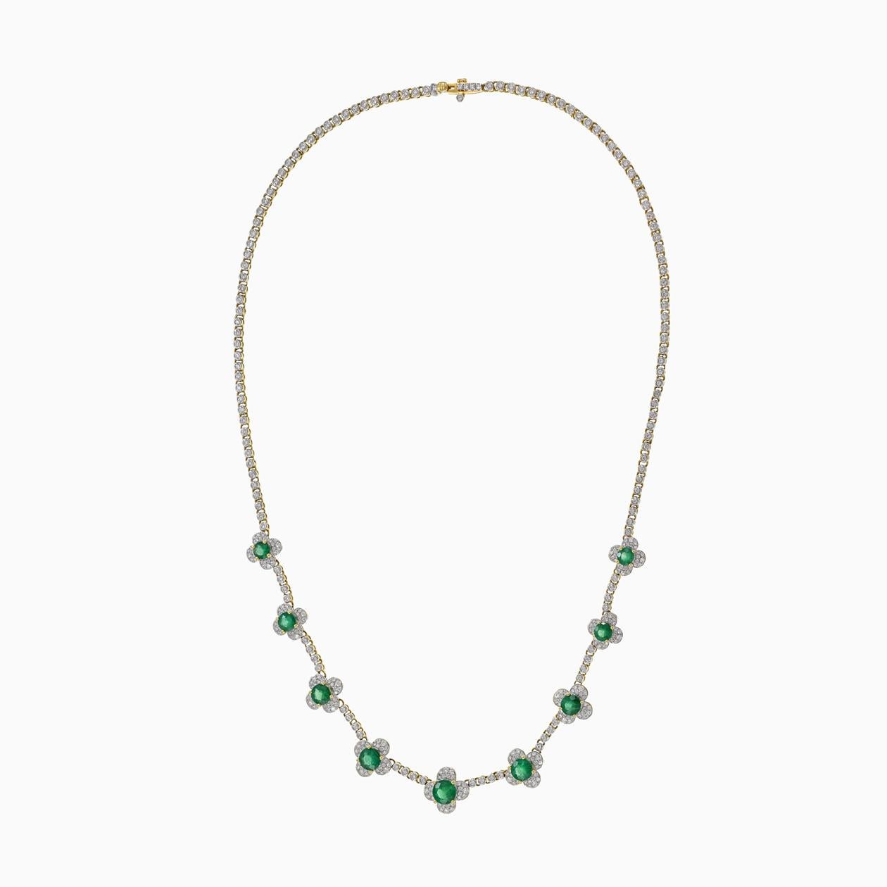 Cet élégant collier en or jaune 18 carats est orné de neuf émeraudes de taille ronde totalisant 4,62 carats et de 2,66 carats de diamants de taille ronde G-VS. Poids 28.5 gm. Longueur 18 pouces.