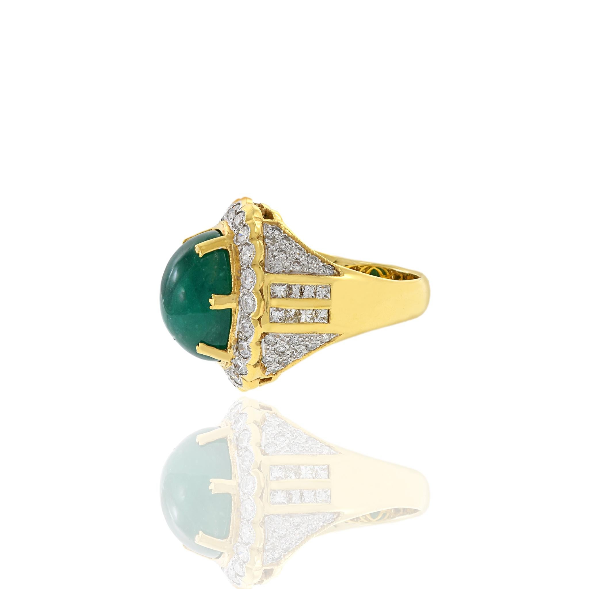 18kt Yellow Gold, Emerald and Diamond Ring In Excellent Condition For Sale In New York, NY