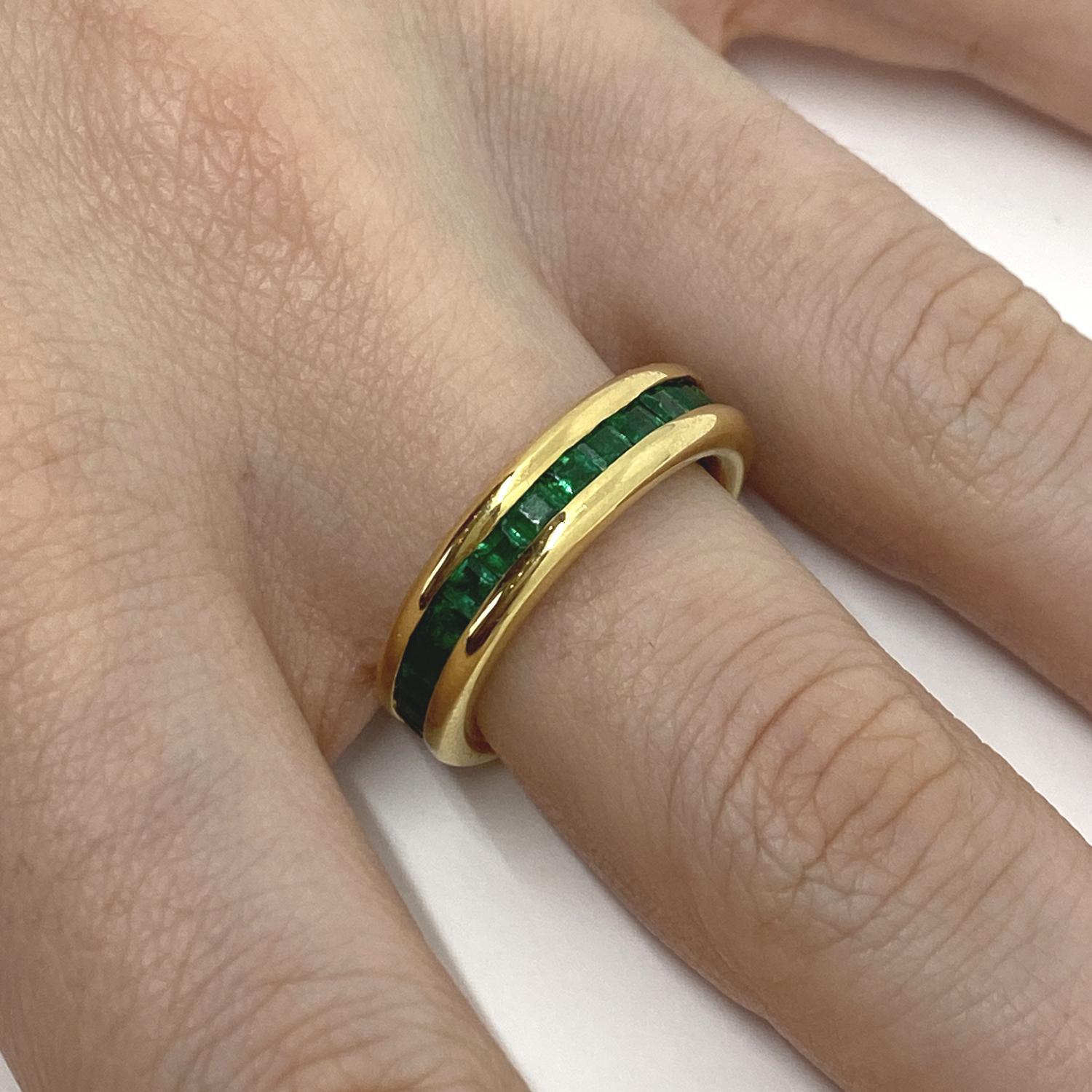 Ring riviere made of 18kt yellow gold with natural carré-cut emeralds for ct.2.44

Welcome to our jewelry collection, where every piece tells a story of timeless elegance and unparalleled craftsmanship. As a family-run business in Italy for over 100