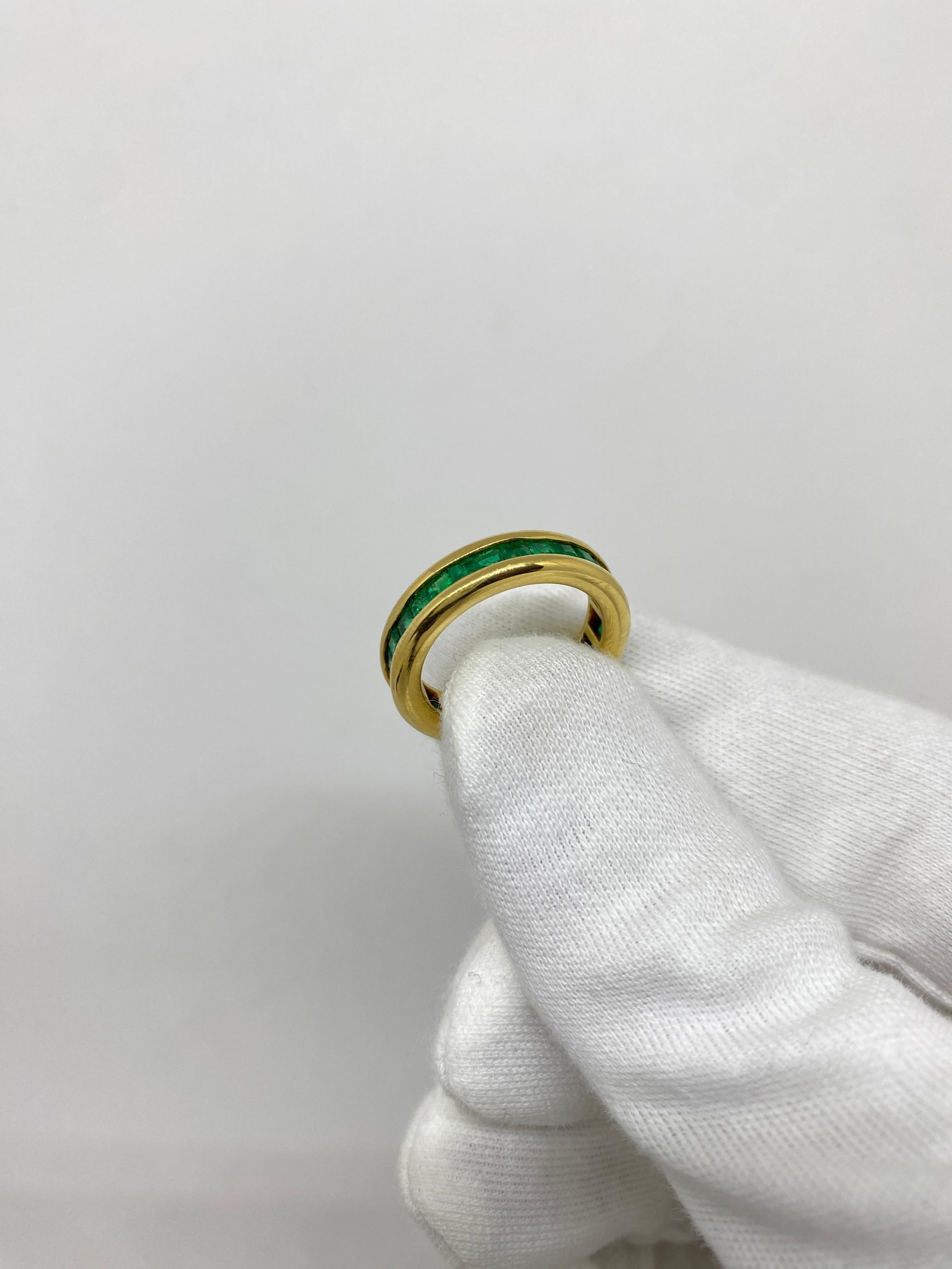 18Kt Gelbgold Smaragd Carrè-Schliff Riviere Ring (Smaragdschliff) im Angebot