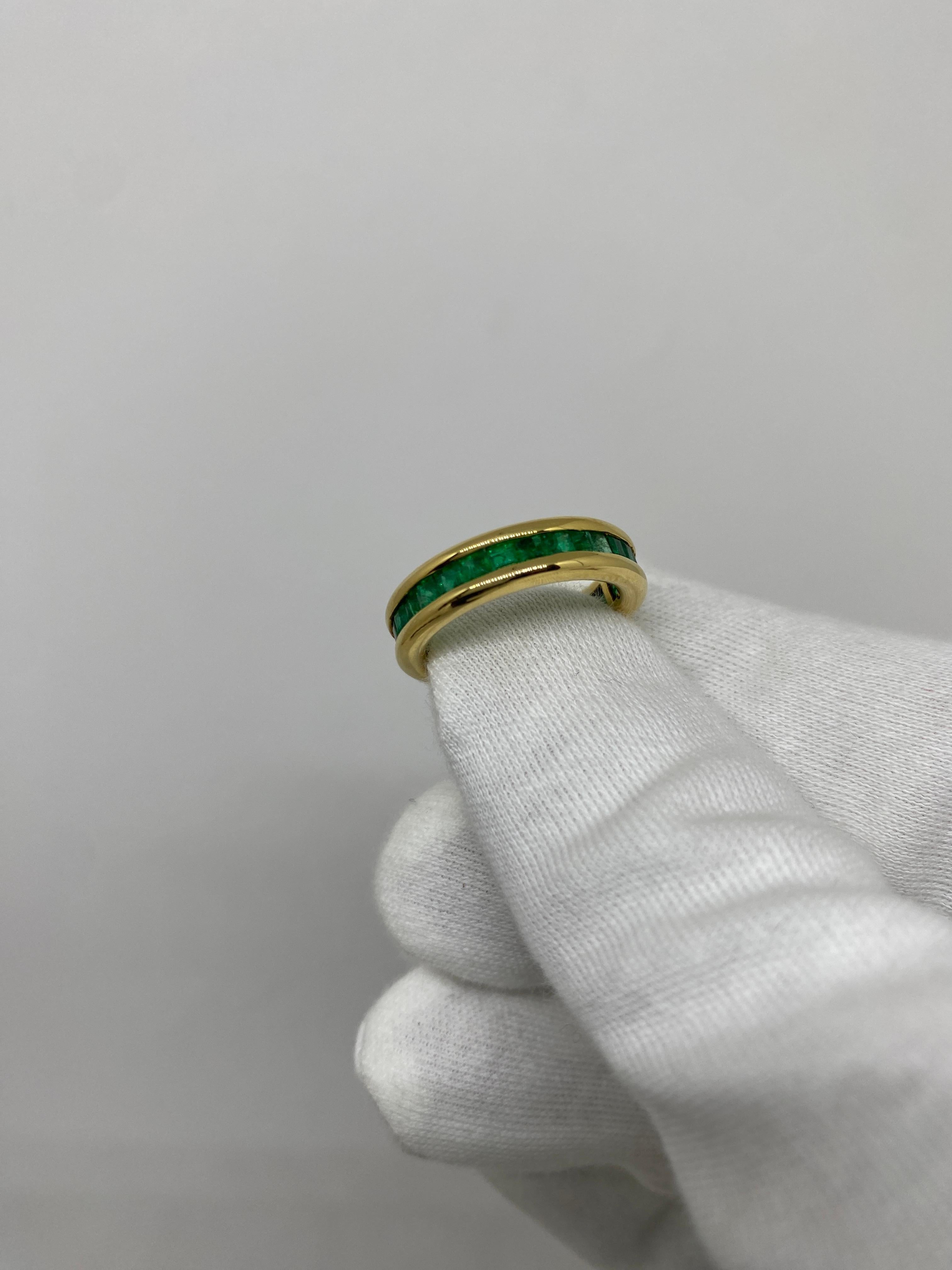 18Kt Gelbgold Smaragd Carrè-Schliff Riviere Ring für Damen oder Herren im Angebot