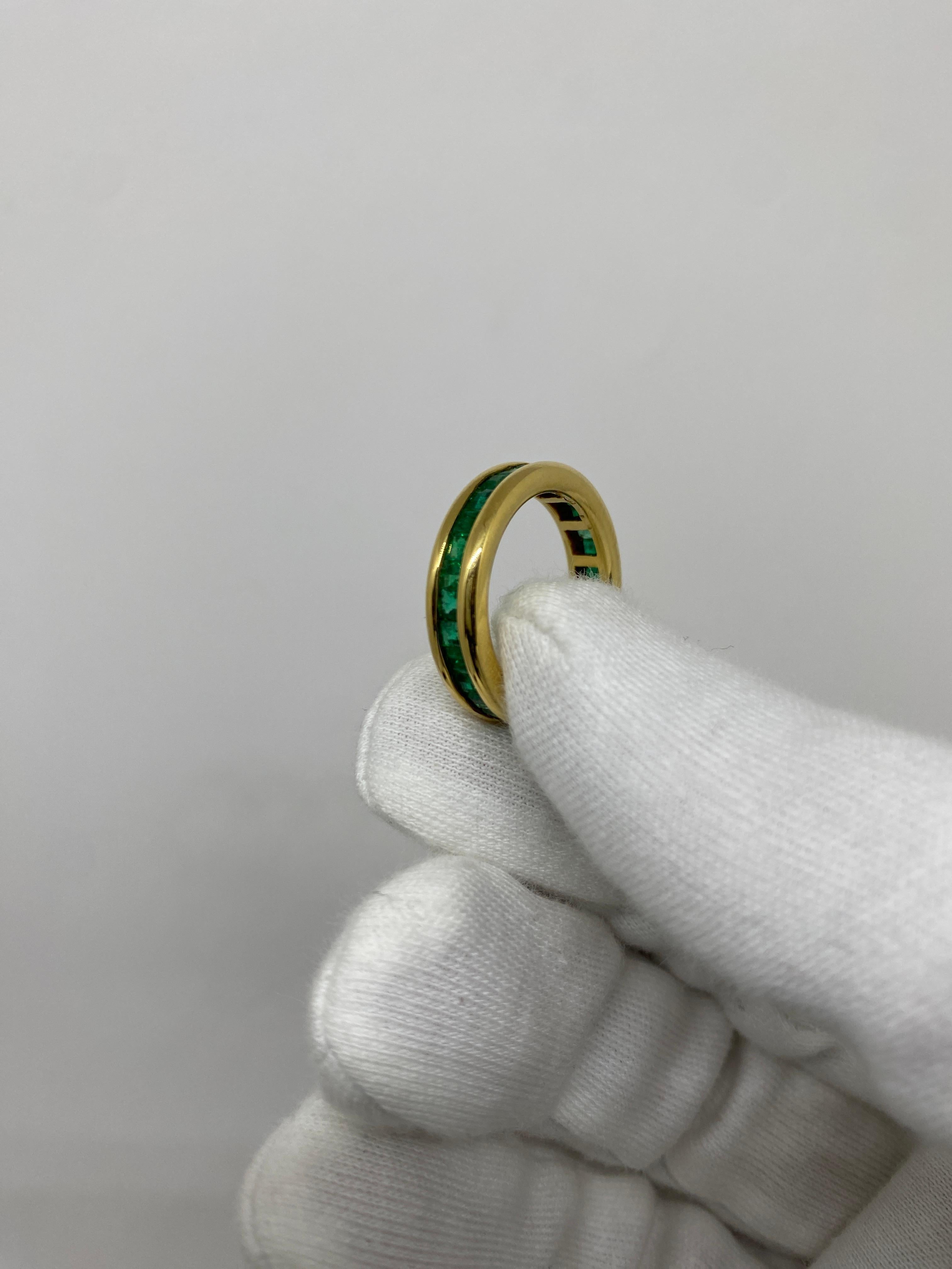 18Kt Yellow Gold Emerald Carrè-cut Riviere Ring For Sale 1