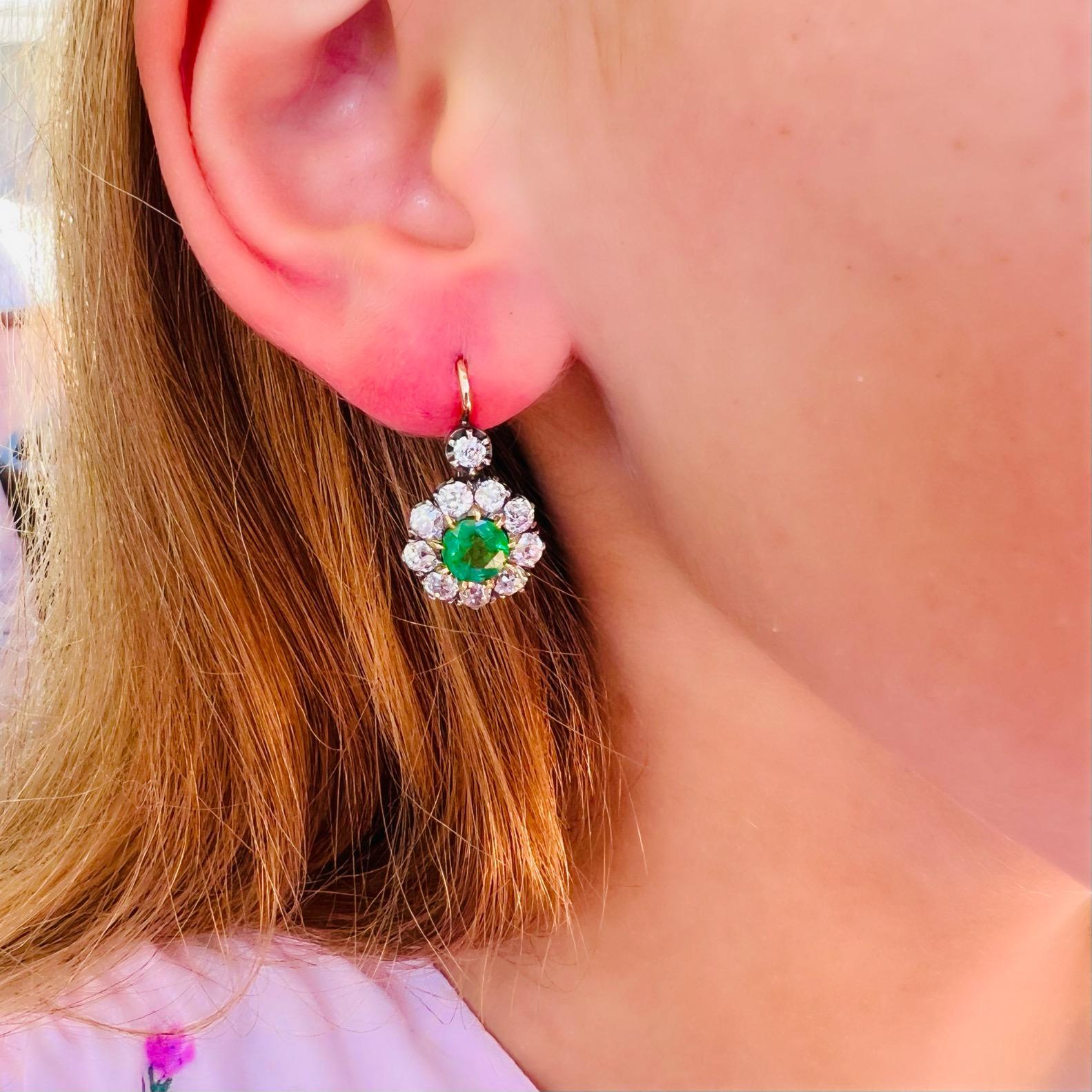 Women's 18kt Yellow Gold Emerald & Diamond Drop Earrings For Sale