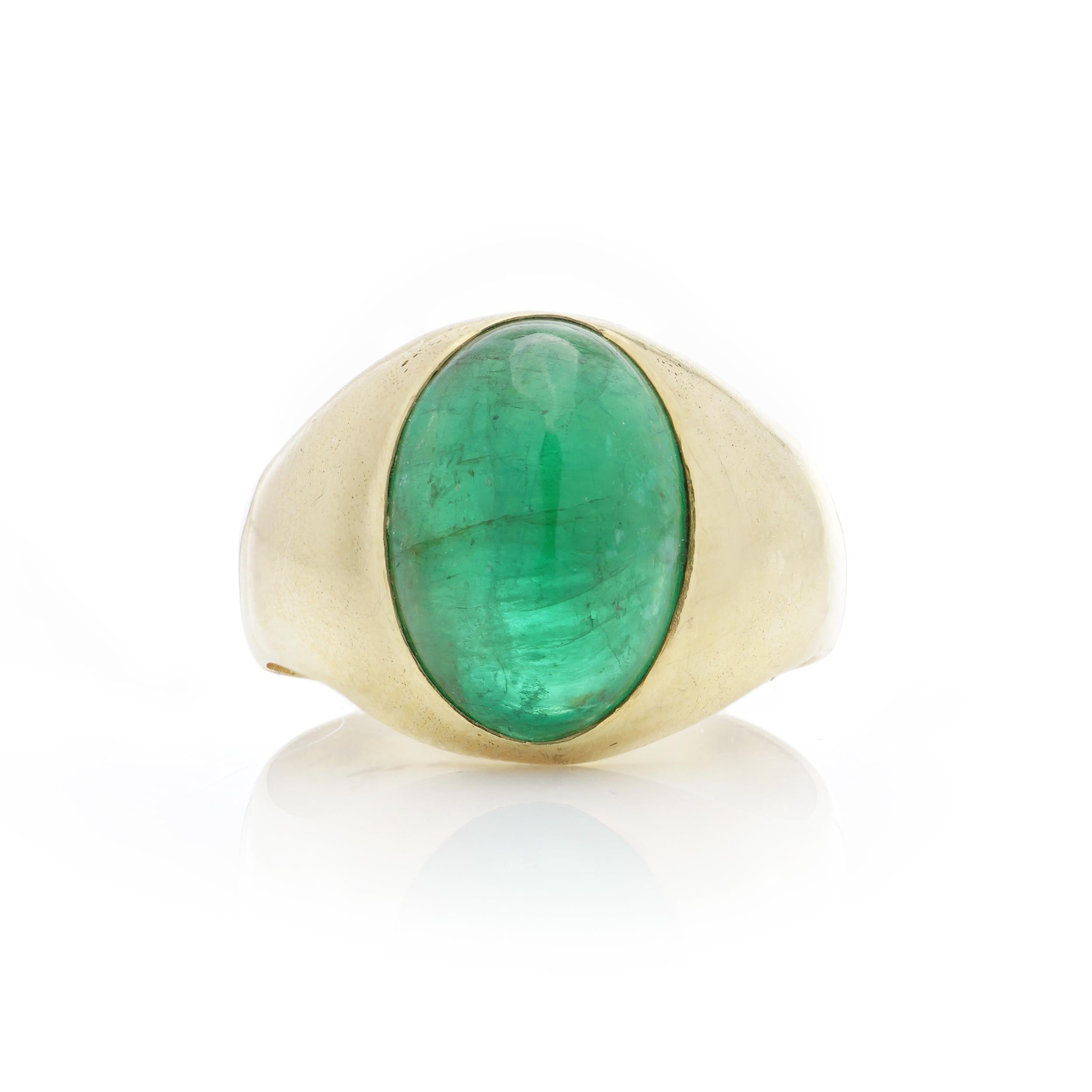 18kt Yellow Gold 9.20ct. Oval Cabochon Brazilian Emerald Dome Ring In Good Condition For Sale In Braintree, GB