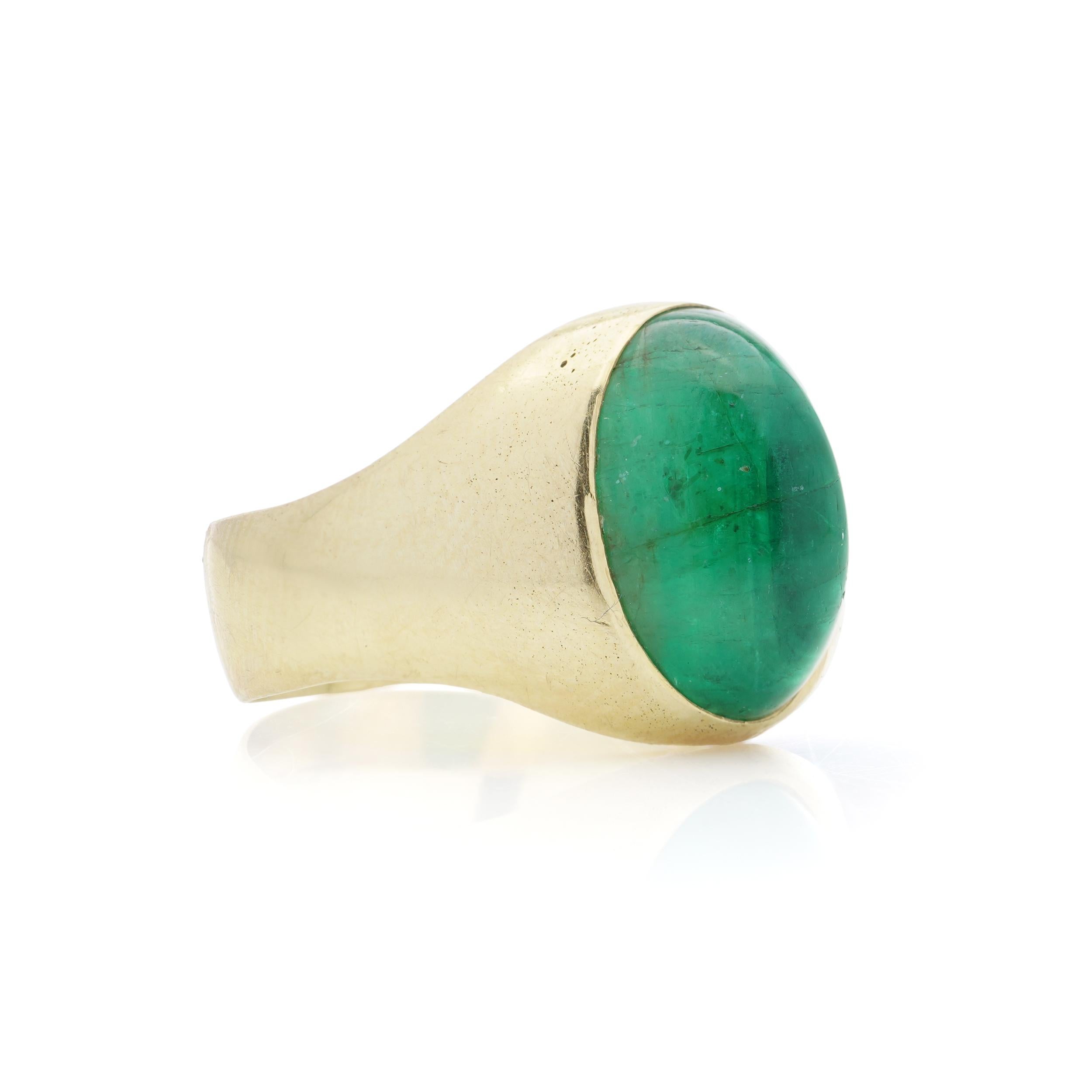 18kt Yellow Gold 9.20ct. Oval Cabochon Brazilian Emerald Dome Ring For Sale 1