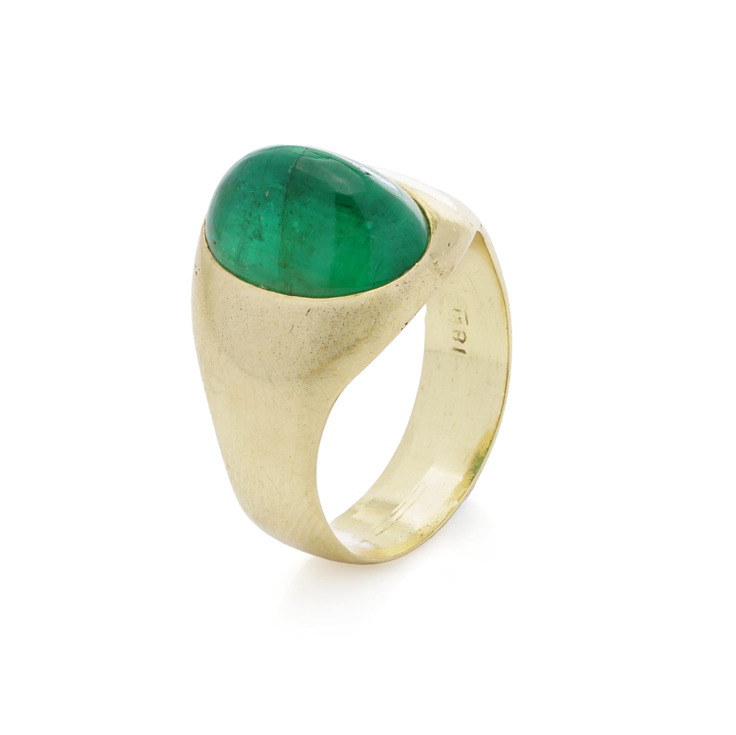 18kt Yellow Gold 9.20ct. Oval Cabochon Brazilian Emerald Dome Ring For Sale 3