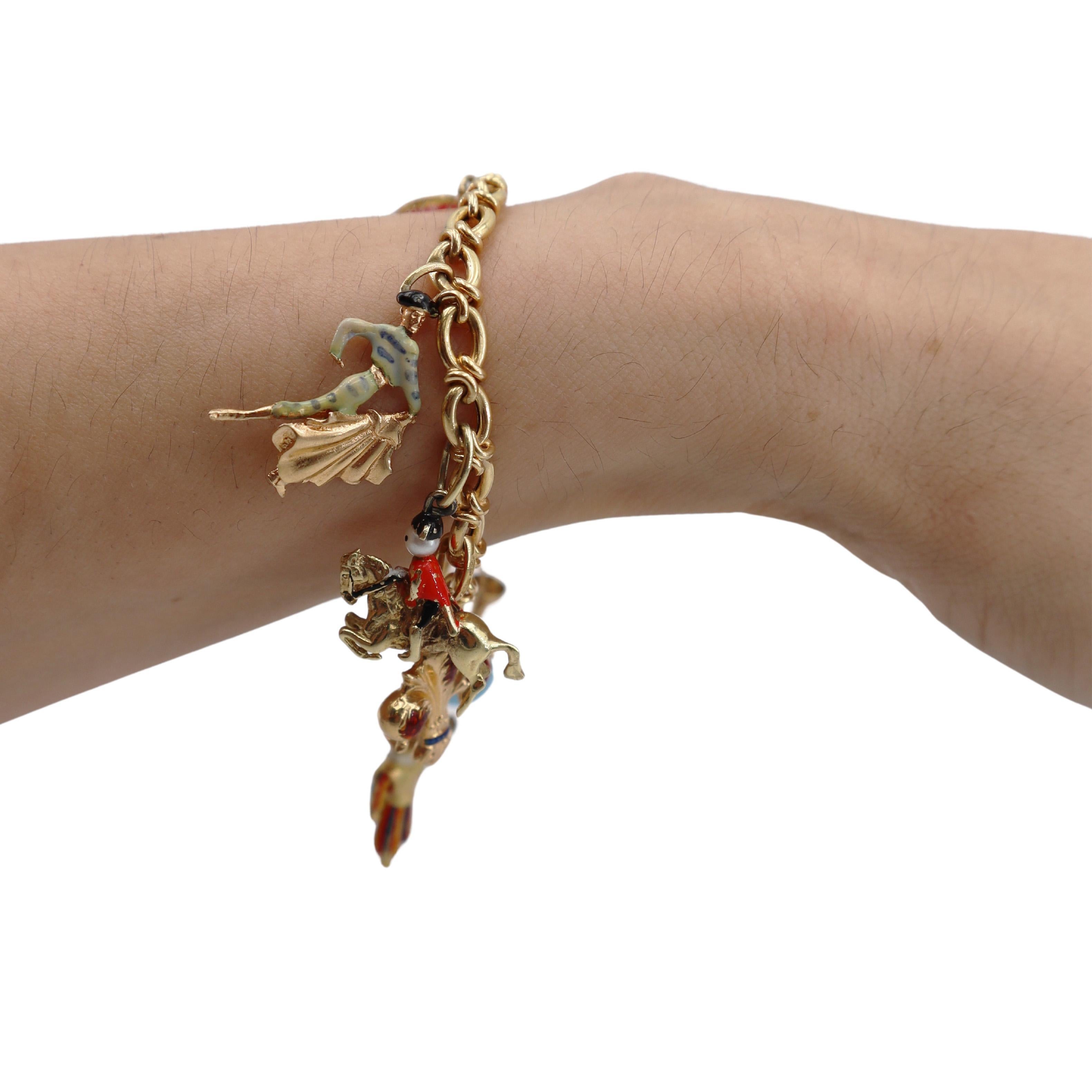 Bracelet à breloques en or jaune 18 carats et émail en vente 6