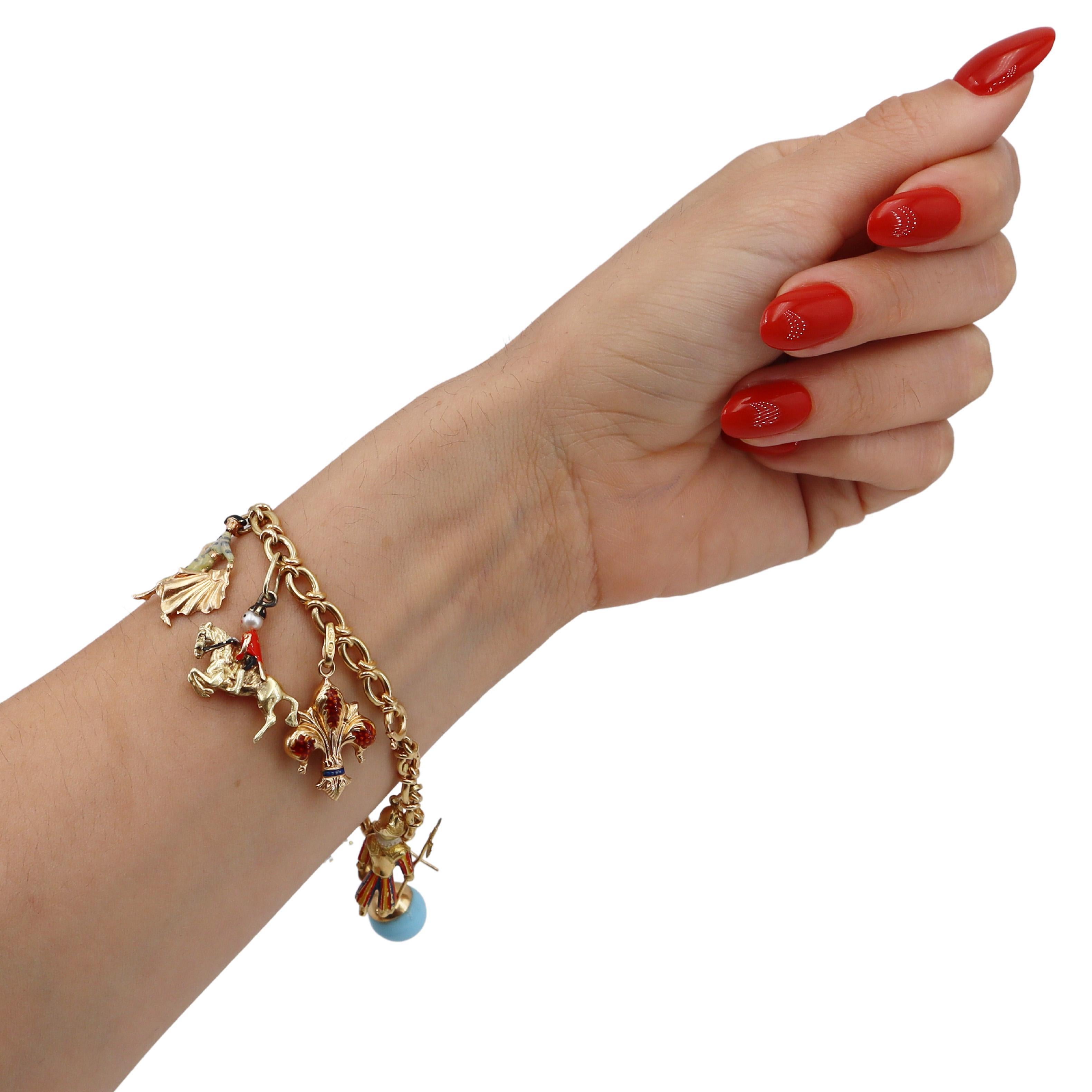 Ce superbe bracelet à breloques en or jaune 18 carats mesure 7,0 pouces de long et constitue un délicieux mélange d'élégance et de charme ludique. Le bracelet présente un magnifique ensemble de charmes en émail au design complexe, chacun arborant