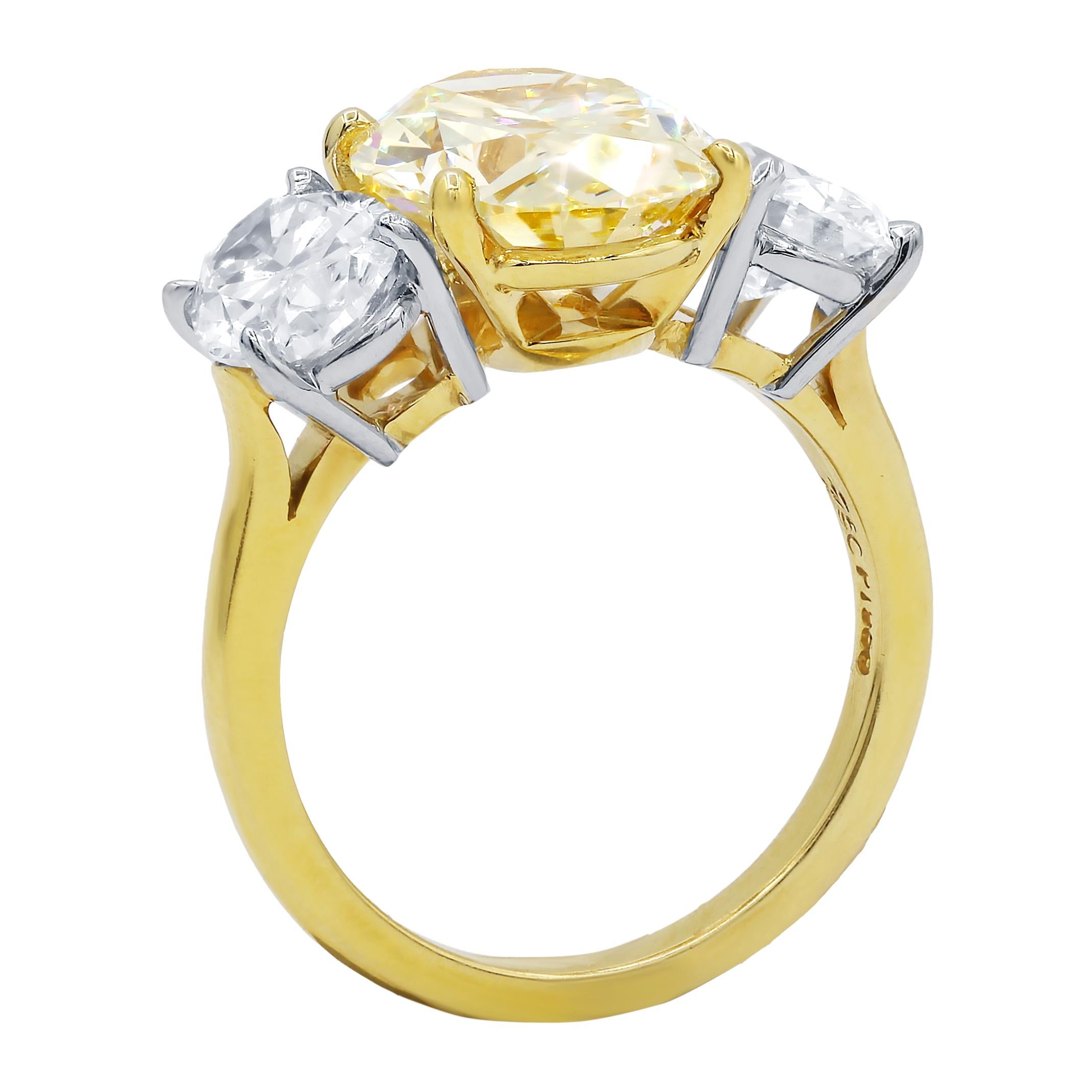 18kt engagement ring with 4.17ct oval fancy yellow vsi gia (ovc250) and 2 side white diaminds 1.27 (ovc248)jvs2 and 1.33 (ovc249) jvs2 set in yellow gold 
