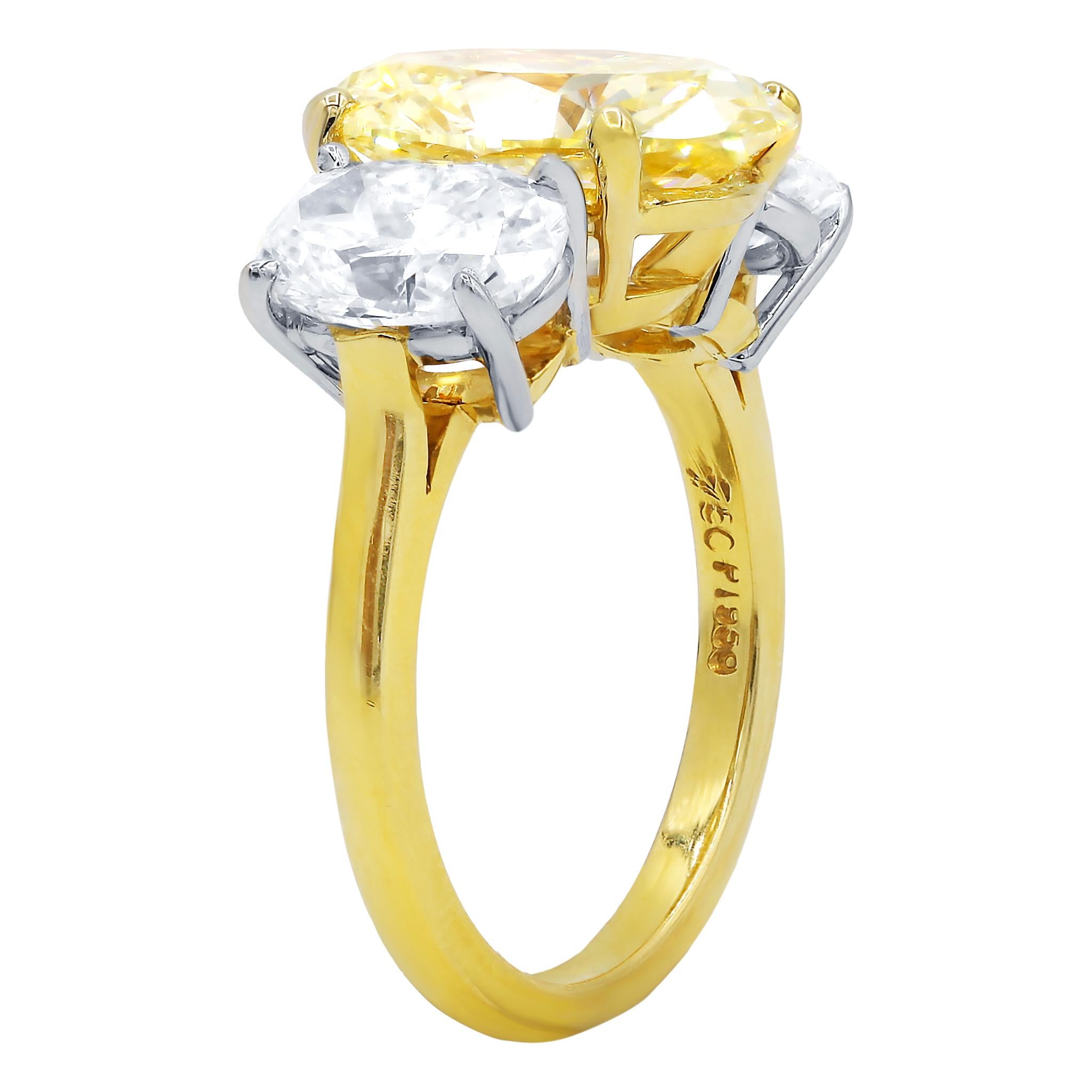 Round Cut 18kt Yellow Gold Engagement Ring with Yellow and White Diamonds For Sale