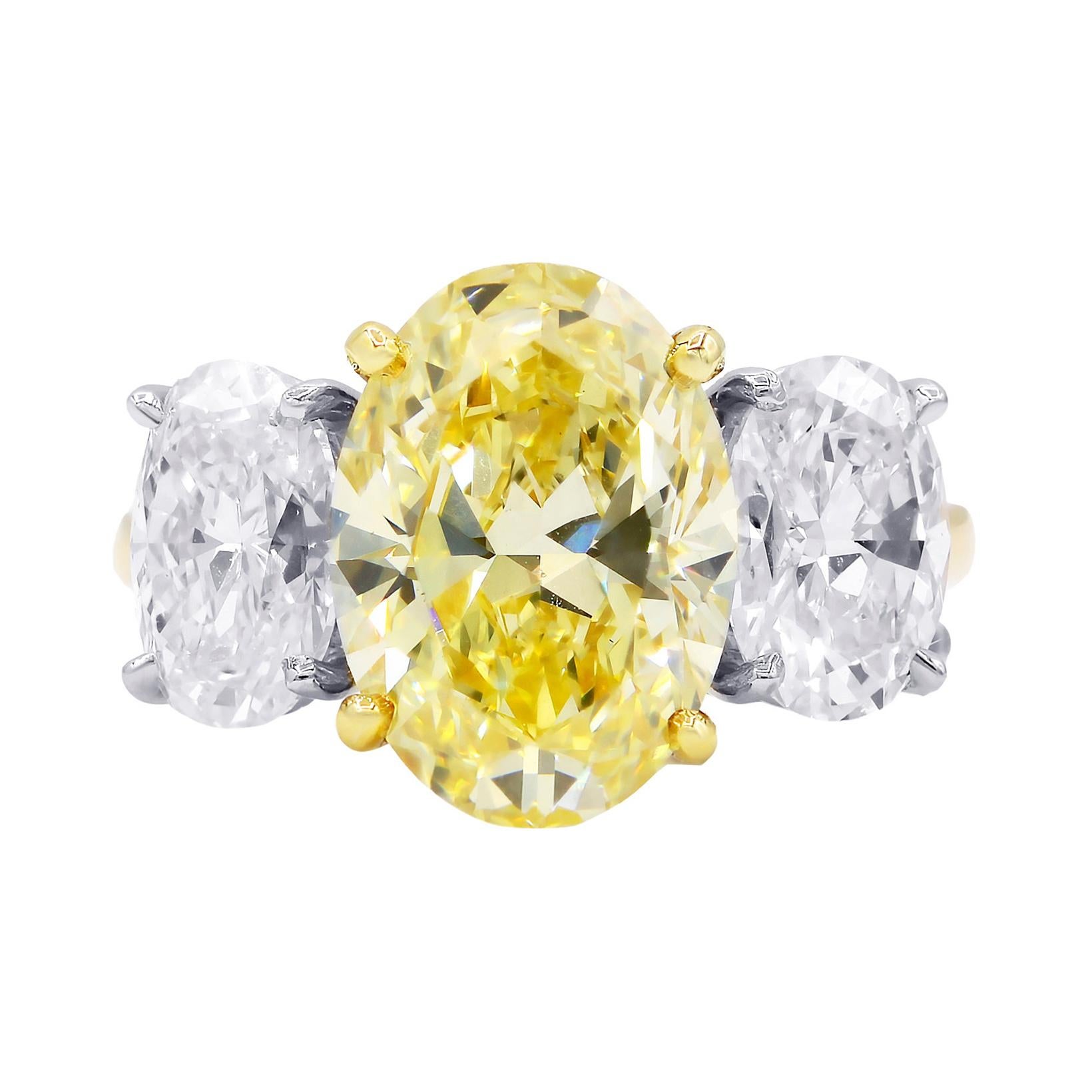 18kt Yellow Gold Engagement Ring with Yellow and White Diamonds