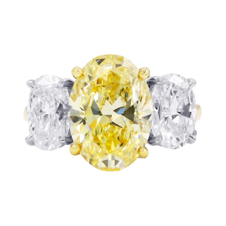 18kt Yellow Gold Engagement Ring with Yellow and White Diamonds For Sale at 1stDibs