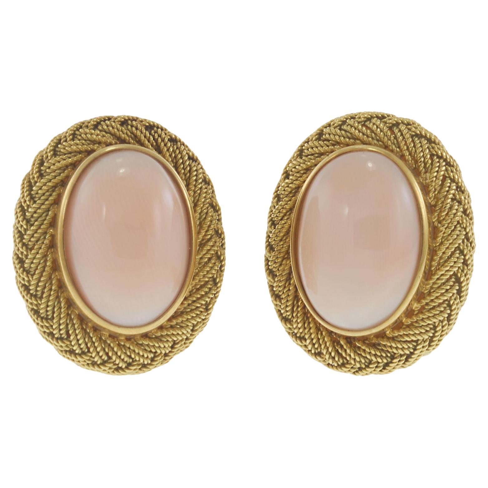 Pendientes de clip de coral piel de ángel en oro amarillo de 18 quilates en venta