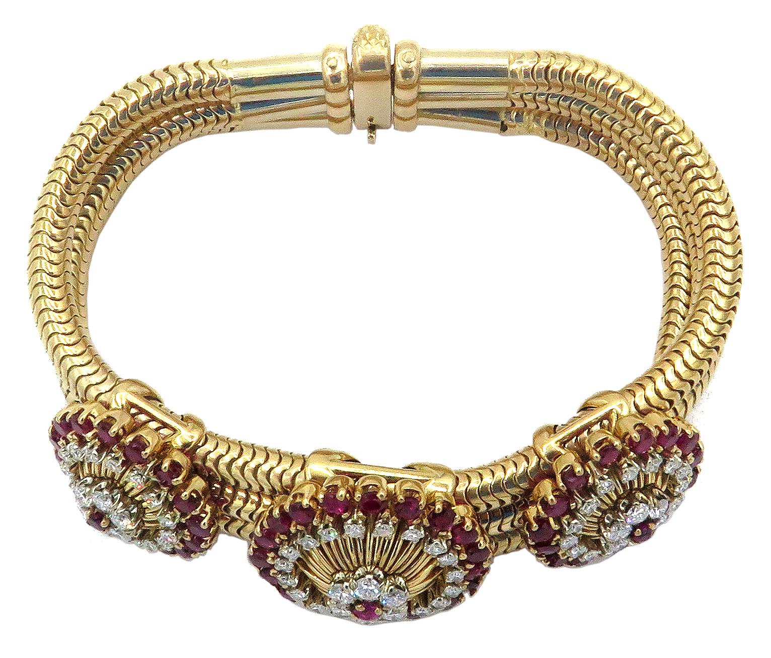 Taille ronde Bracelet multibrins en or jaune 18 carats avec rubis fantaisie et diamants en vente