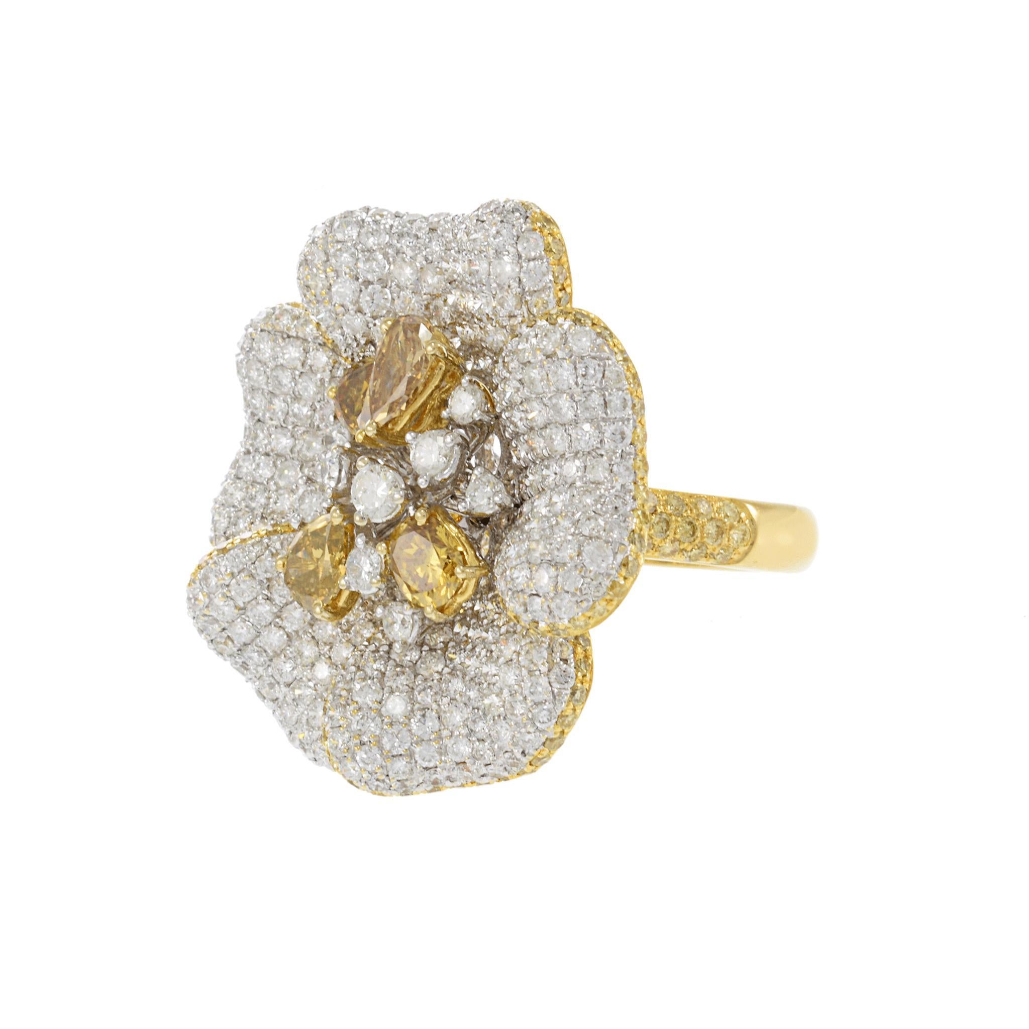 Taille poire Bague fleur fantaisie en or jaune 18 carats avec diamants jaunes et blancs en vente