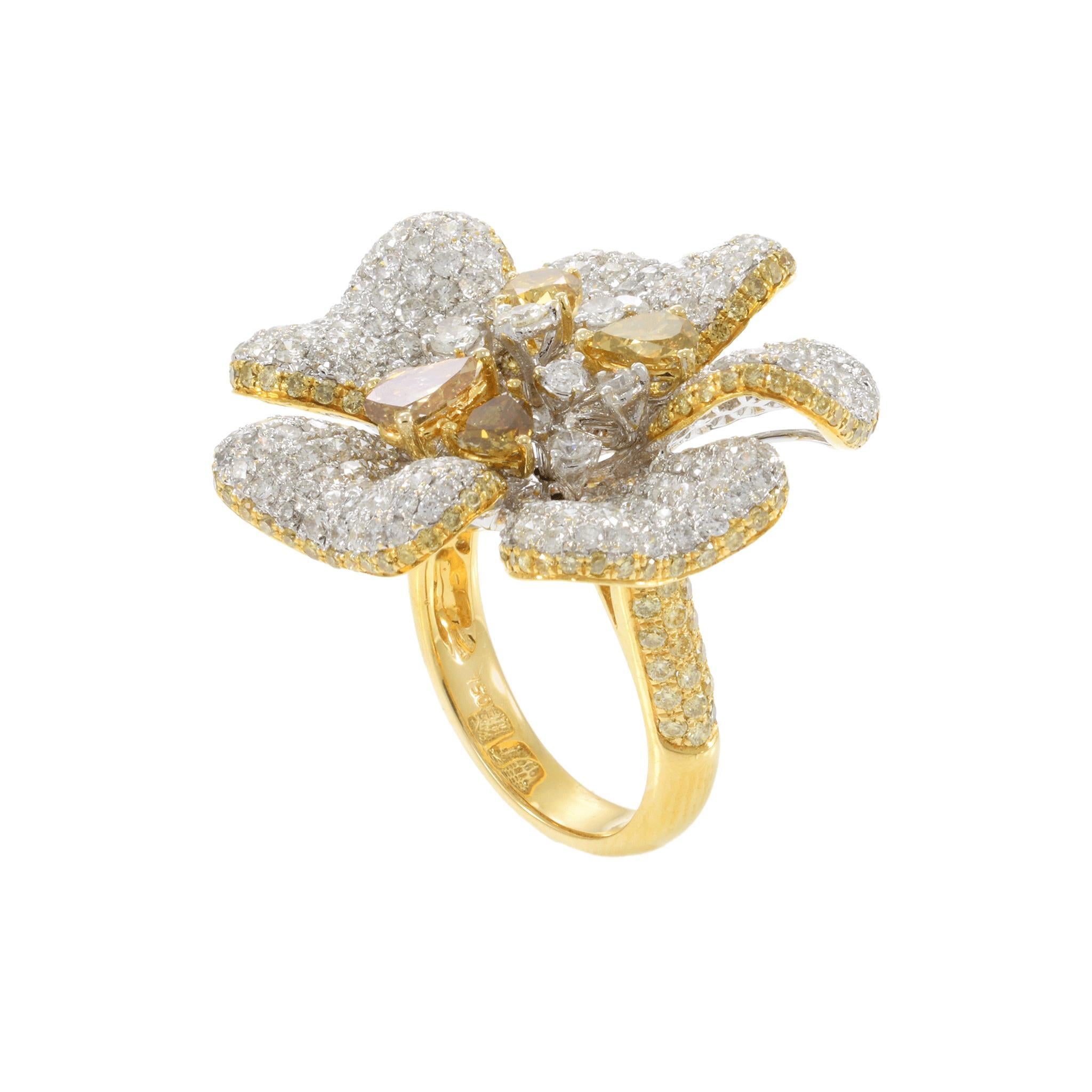 Bague fleur fantaisie en or jaune 18 carats avec diamants jaunes et blancs Neuf - En vente à New York, NY