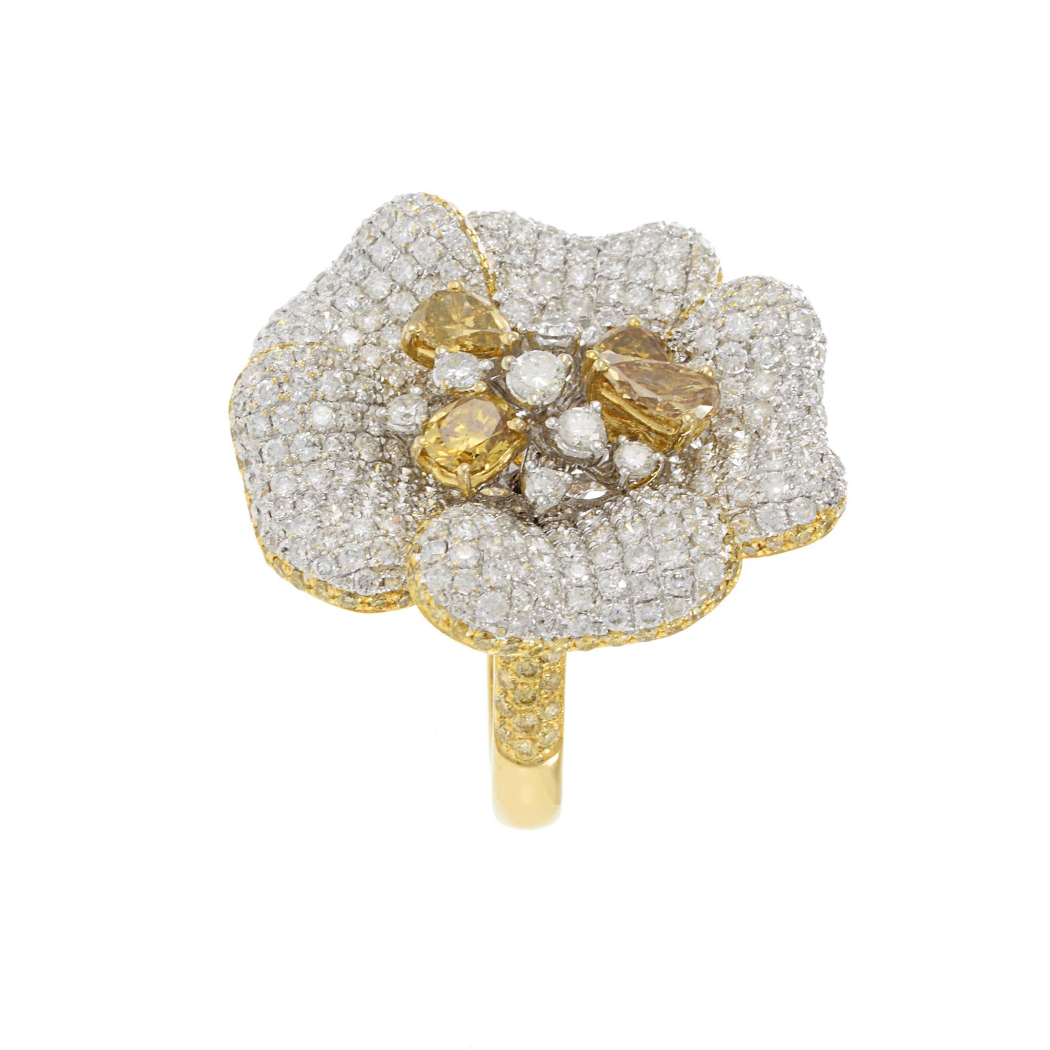 Bague fleur fantaisie en or jaune 18 carats avec diamants jaunes et blancs en vente 1