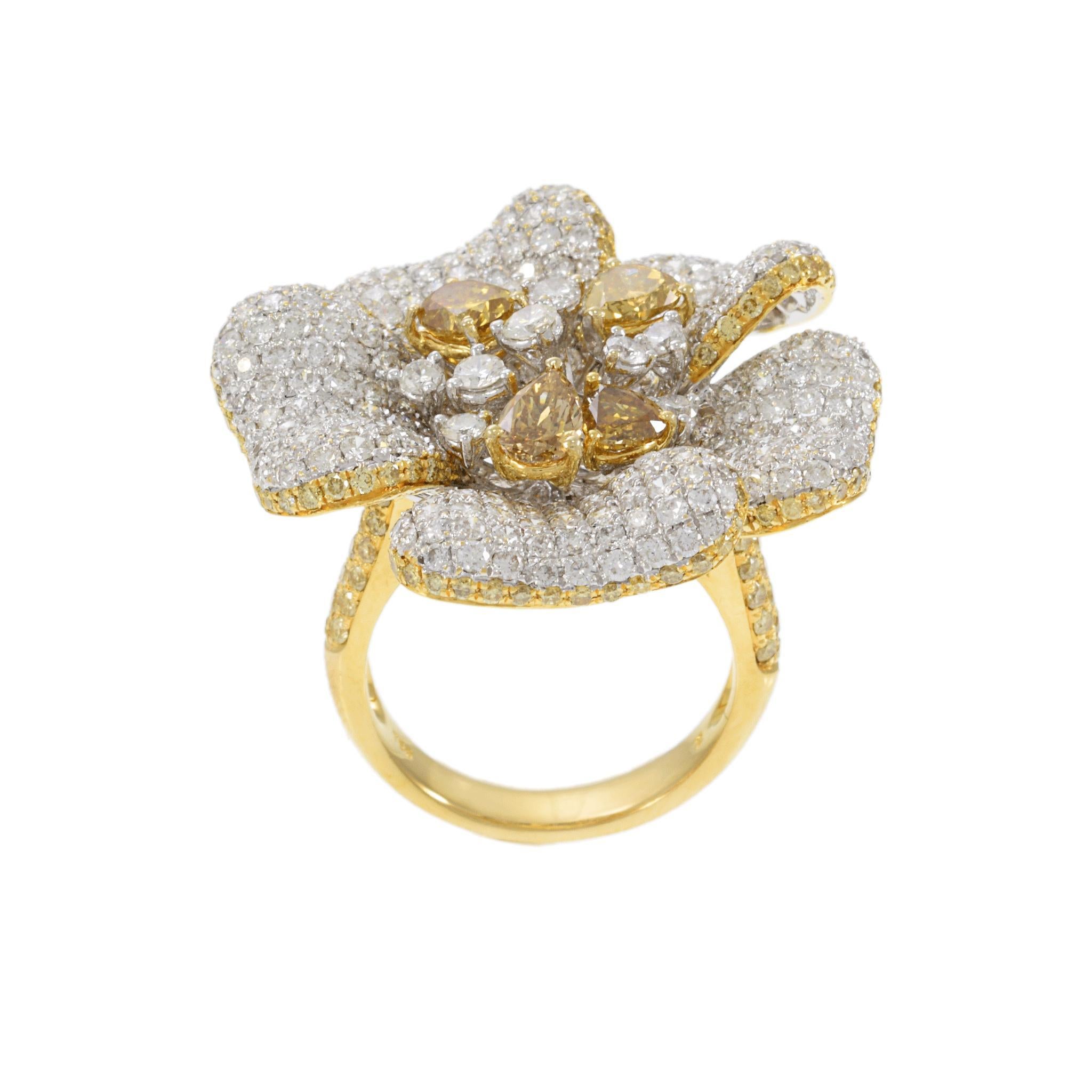 Bague fleur fantaisie en or jaune 18 carats avec diamants jaunes et blancs en vente 2