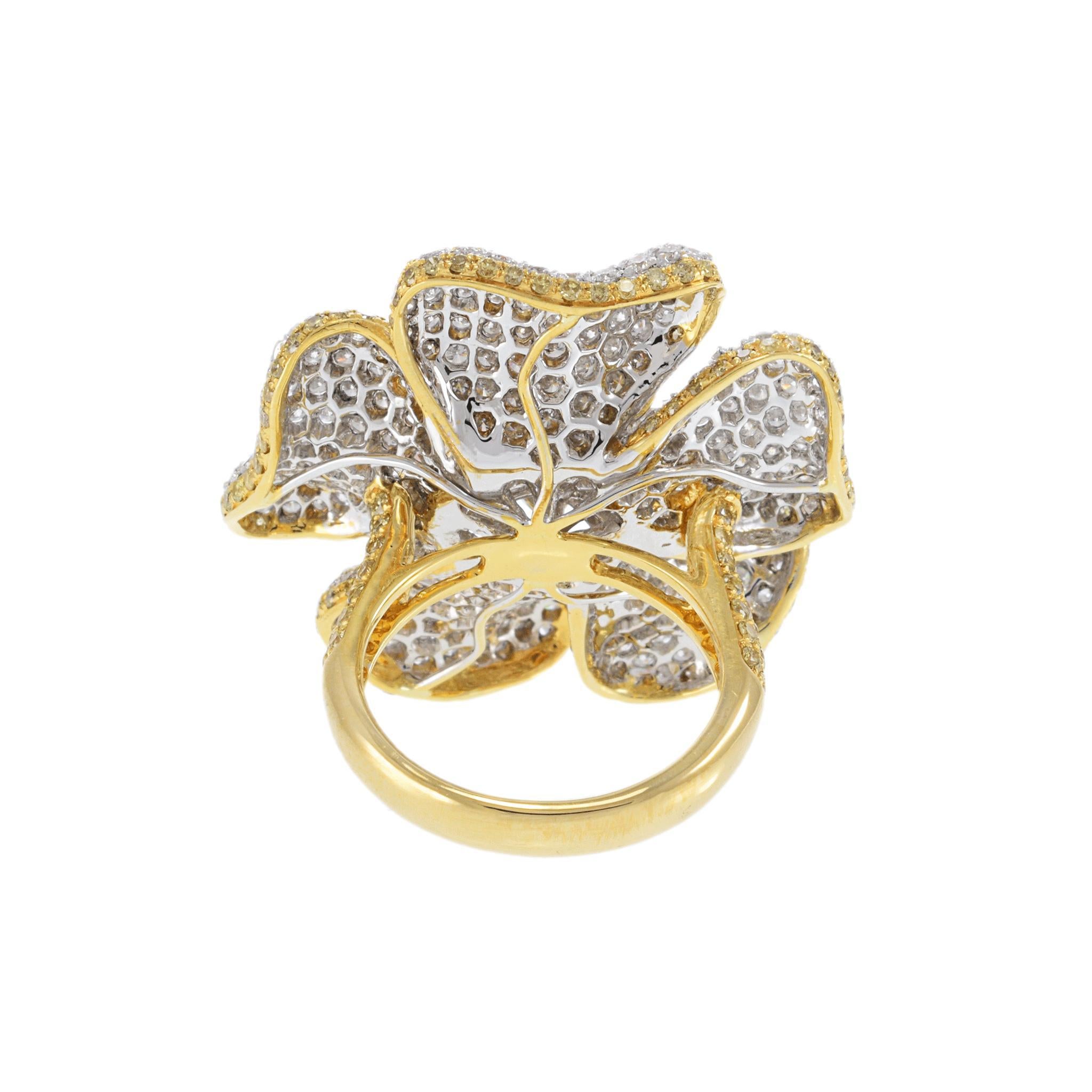 Bague fleur fantaisie en or jaune 18 carats avec diamants jaunes et blancs en vente 3