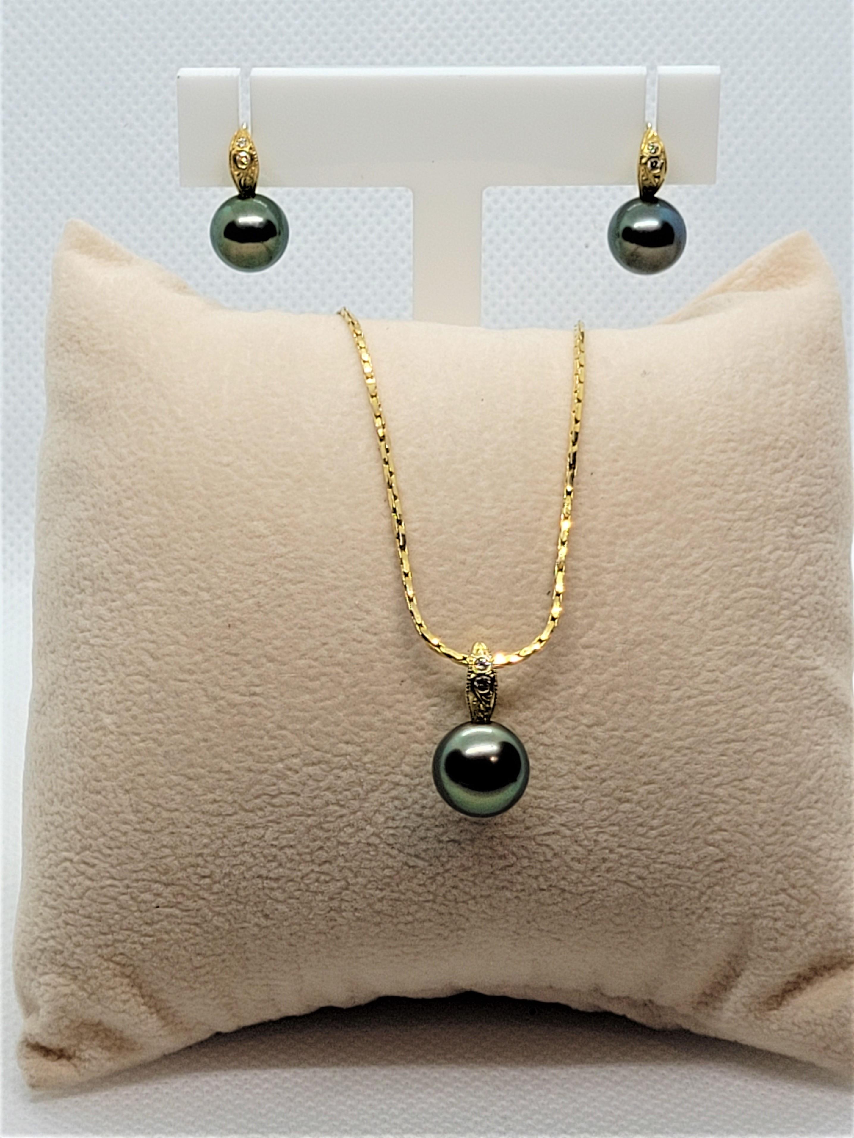 Modern 18kt Yellow Gold Fine Peacock Tahitian Pearl Diamond Earrings and Pendant For Sale