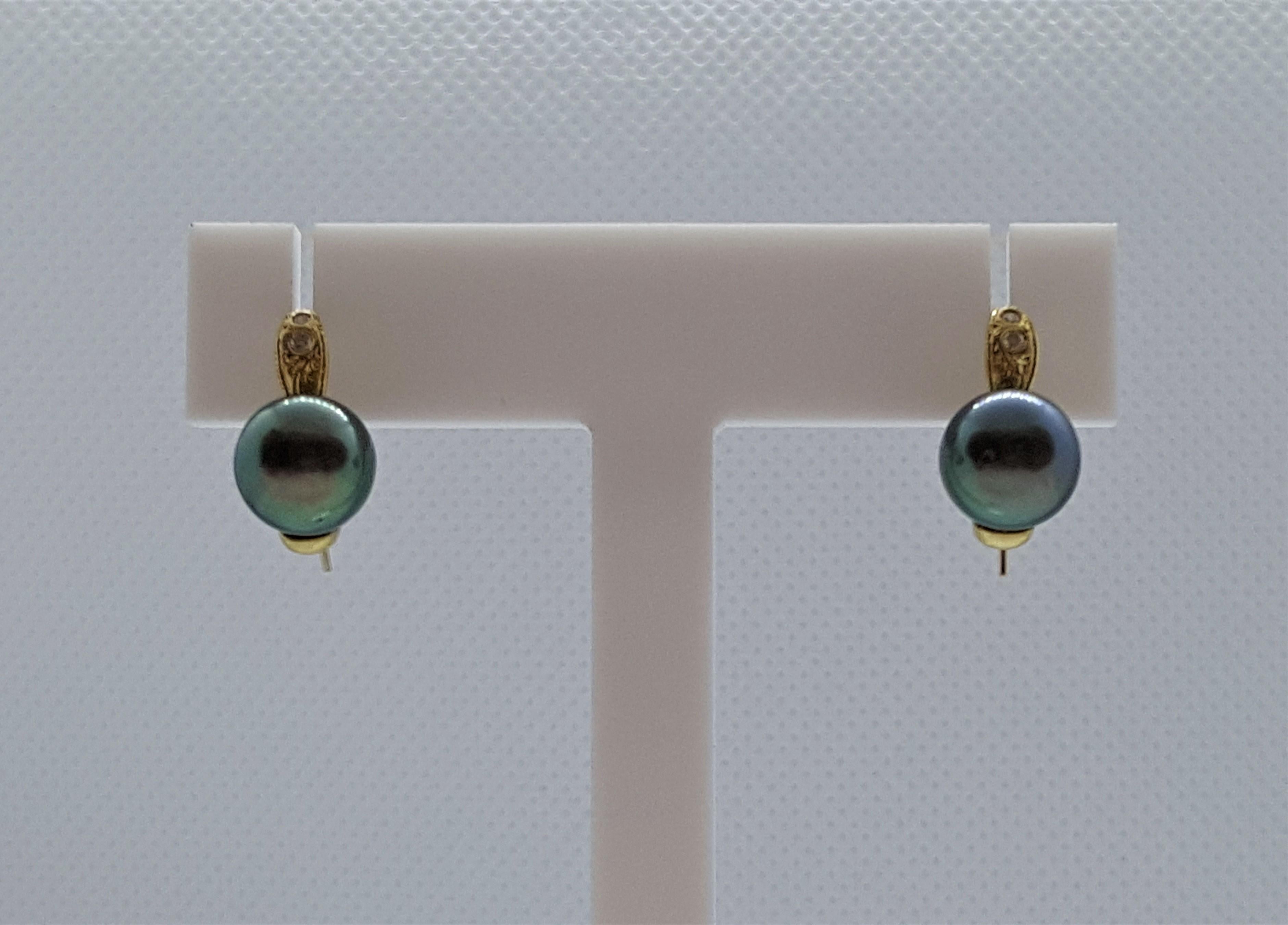 Round Cut 18kt Yellow Gold Fine Peacock Tahitian Pearl Diamond Earrings and Pendant For Sale