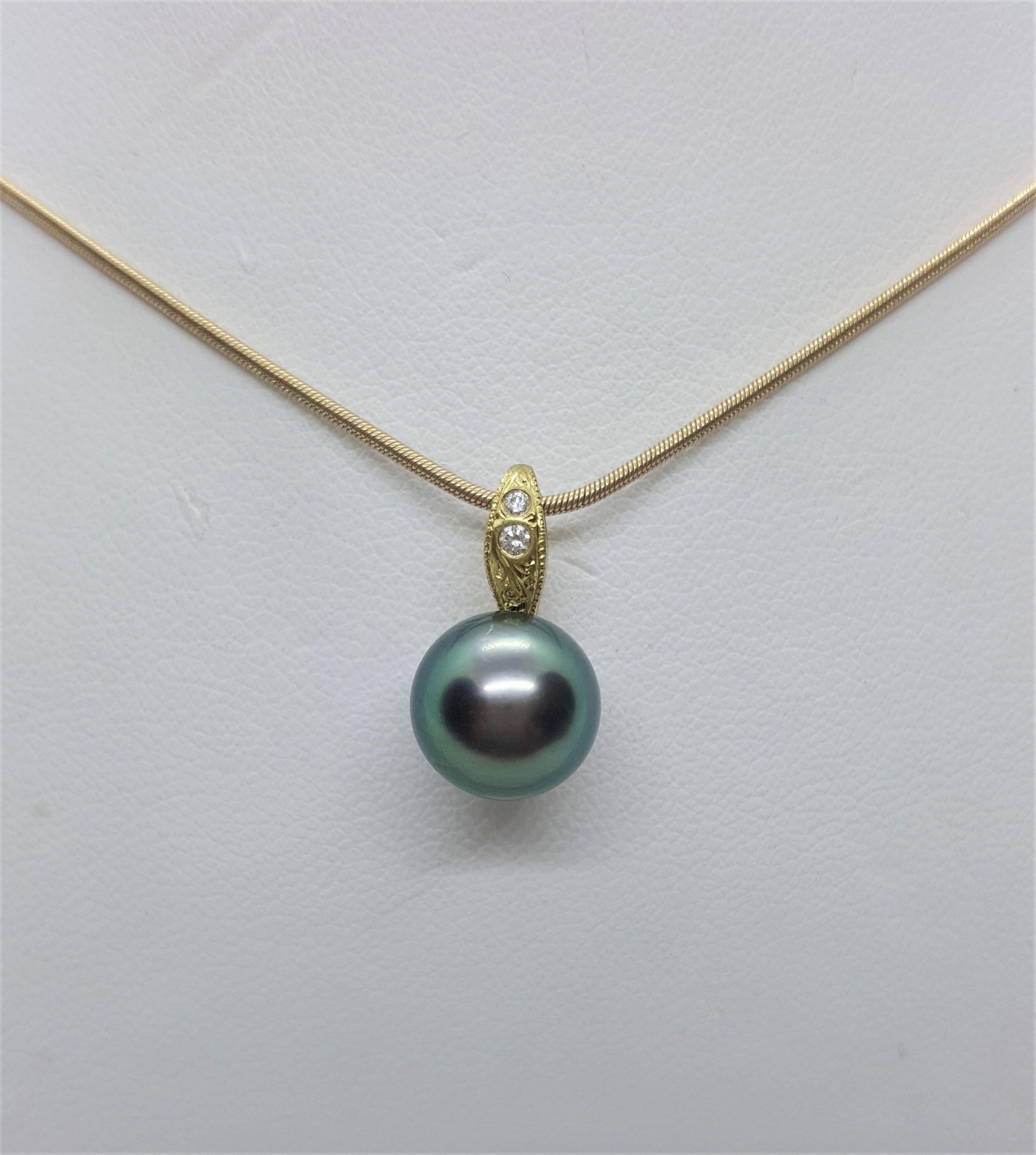 Women's 18kt Yellow Gold Fine Peacock Tahitian Pearl Diamond Earrings and Pendant For Sale