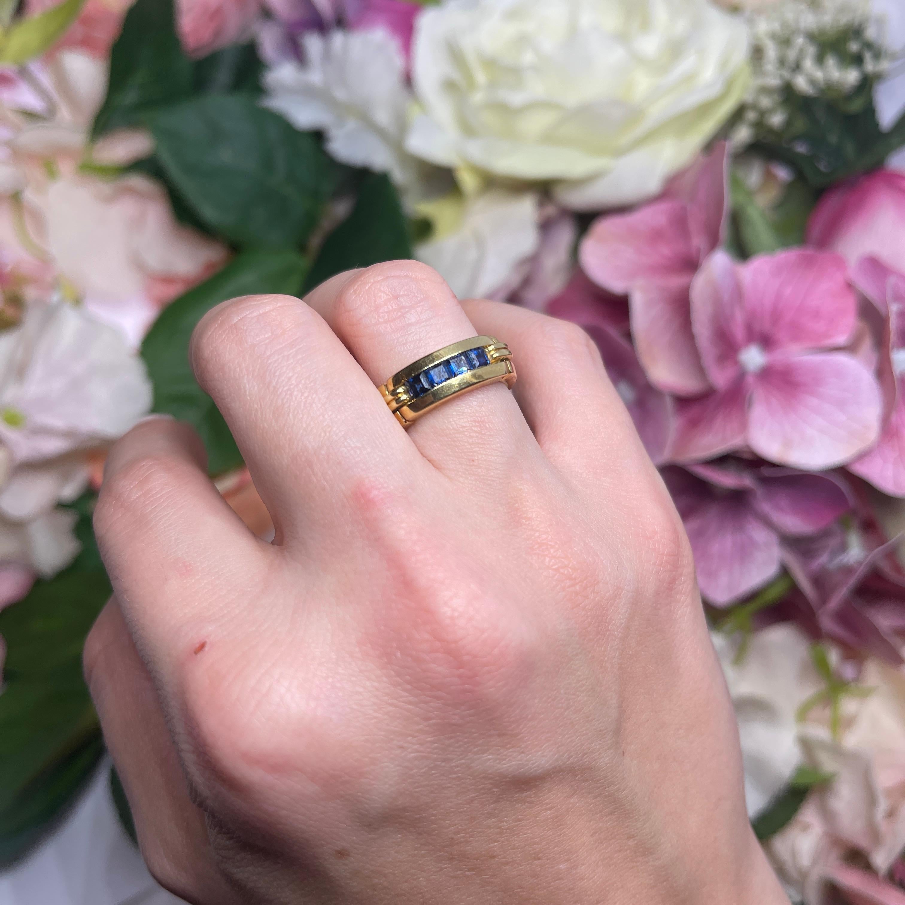 18kt Yellow Gold Flexible Band Ring with Square-Cut Sapphires For Sale 2